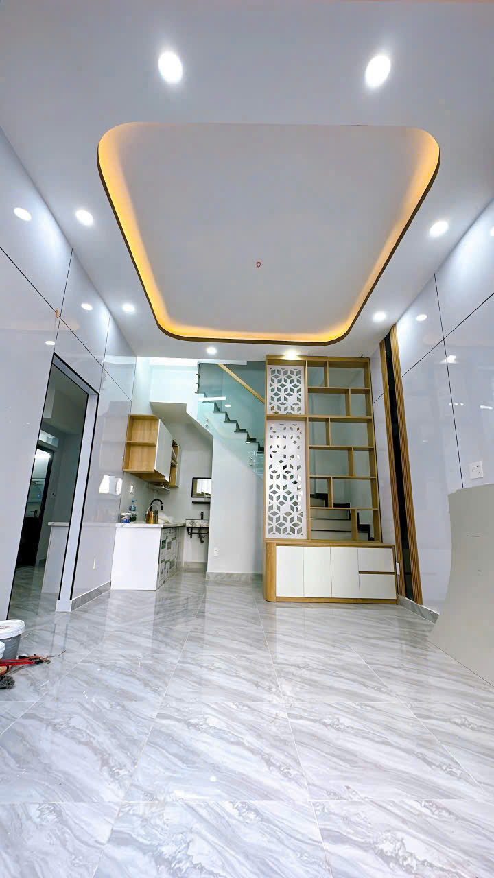  SÁT MẶT TIỀN Q4 
NGANG 4 DÀI 8.5  NỞ HẬU 6.3 