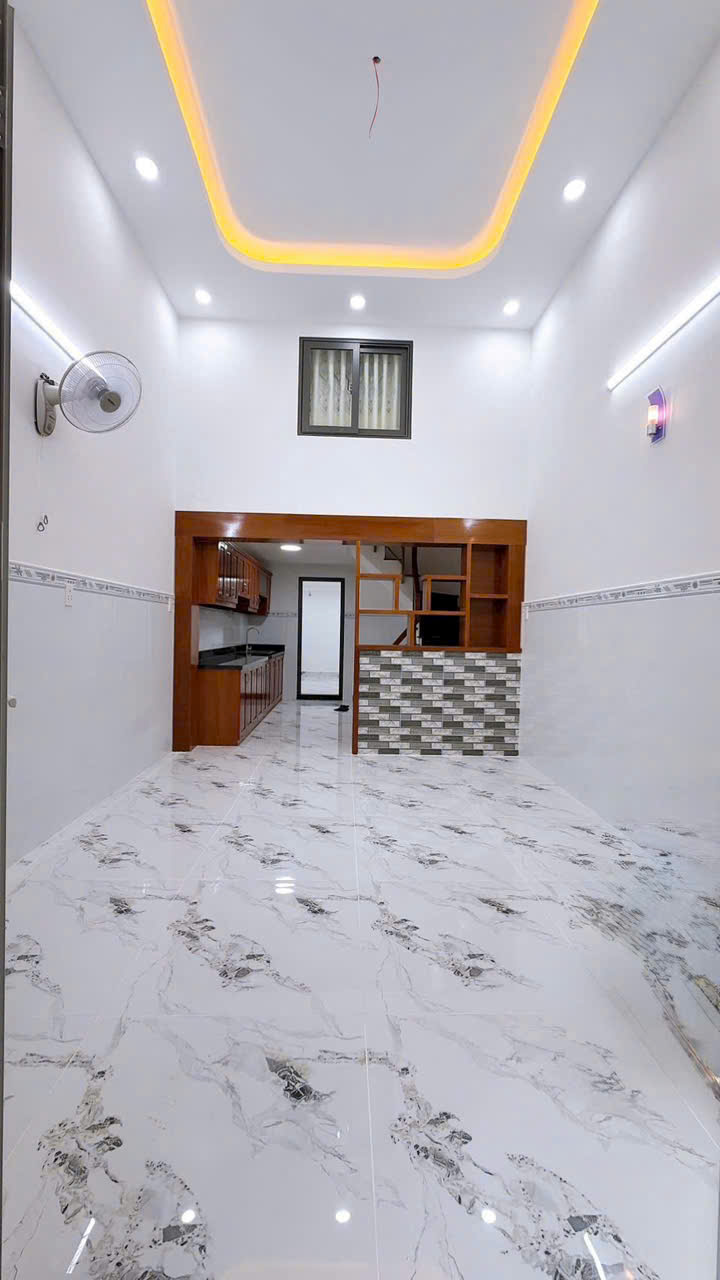  CÁCH MẶT TIỀN 20 M Q4

NGANG 3.75 X 11 - 5 TẤM CÓ 4 TỎI HƠN

ĐÃ GIÃM 400 TRIỆU 