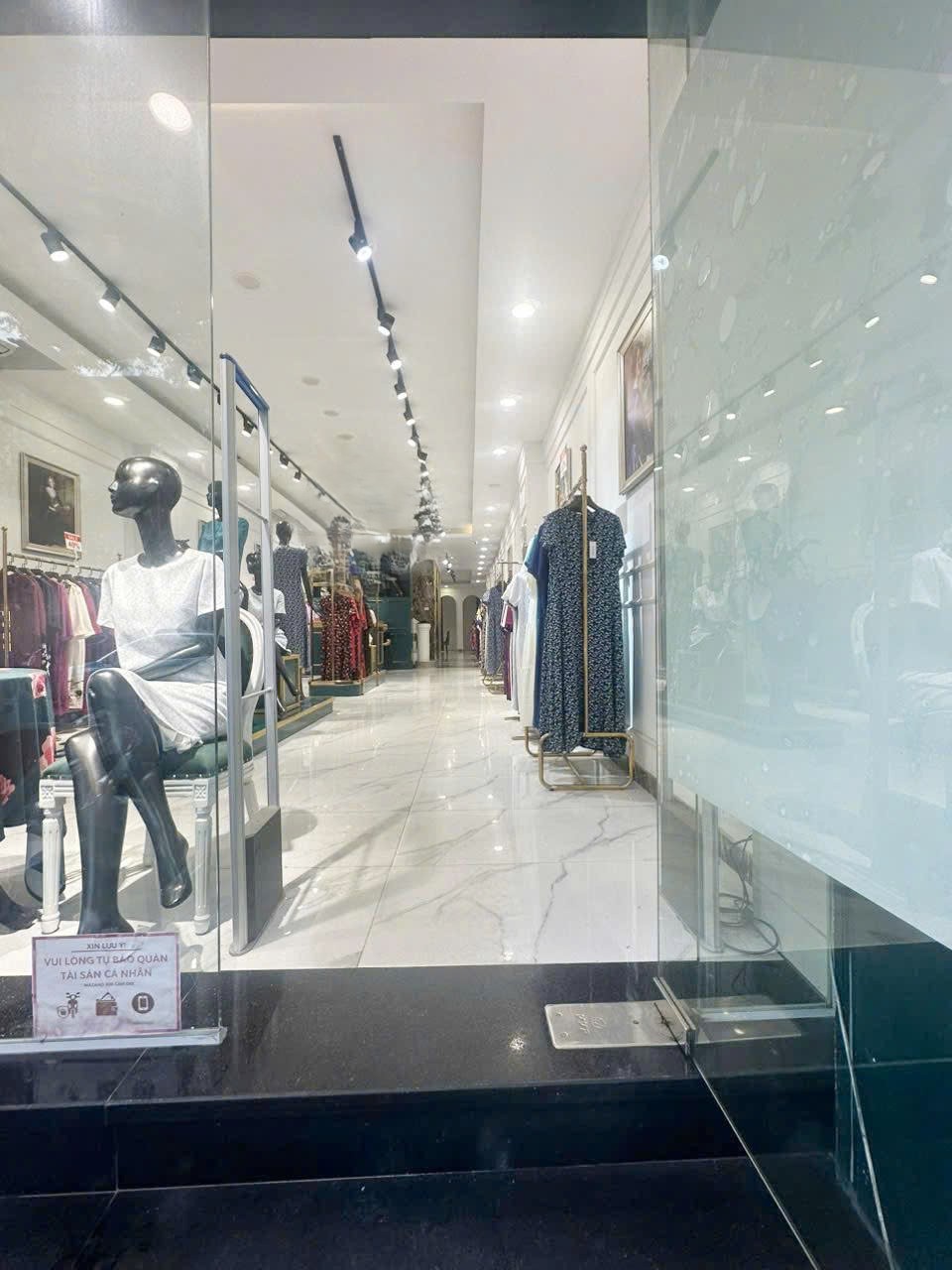  MBKD Tầng 1 Mặt Phố Bà Triệu 162m², mặt tiền 5.6m, 110 Triệu KD đỉnh vỉa hè rộng rãi 