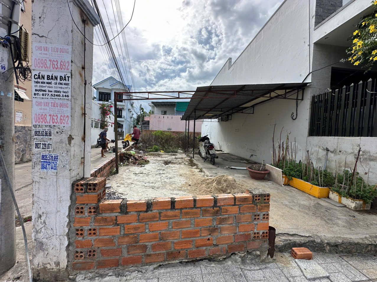  Bán lô đất góc 2 mặt tiền đường Phú Đức - Vĩnh Hải - Nha Trang . 
Diện tích : 125m2 Giá : 64tr/m2 (8 tỷ) có thương lượng giá,
Số chứng chỉ: đang đợi cấp chứng chỉ mới , số chứng nhận: MG 25- 625 