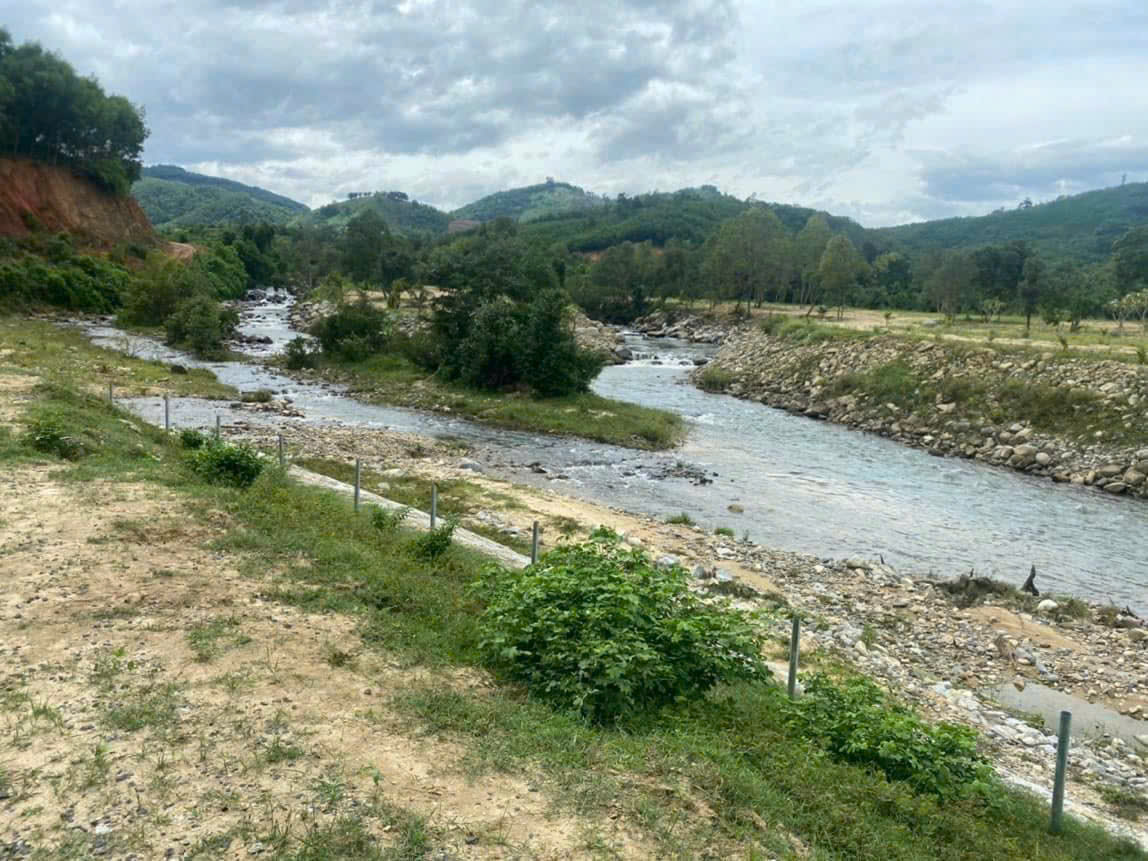  E Bán lô đất Khánh Phú mặt view suối, Diện tích 401,6m  Ngang 10.35m giá chỉ 2,8tr/m2 ( 1ty124)
mọi thông tin chi tiết vui lòng liên hệ e Trinh Số chứng chỉ: đang đợi cấp chứng chỉ mới , số chứng nhận: MG 25- 625 