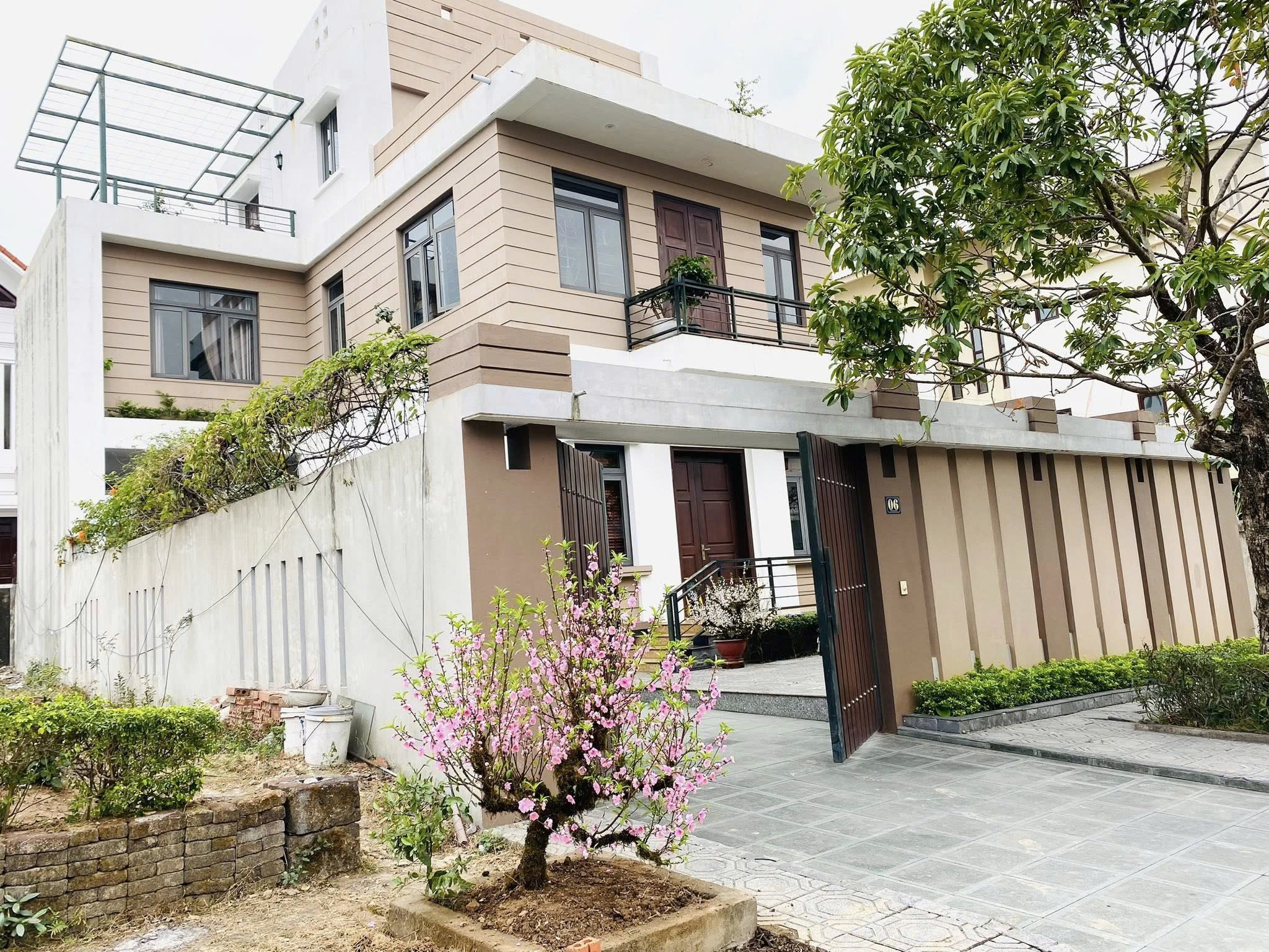  CHÍNH CHỦ BÁN NHÀ BIỆT THỰ ĐỒI T5 – PHƯỜNG HỒNG HÀ – THÀNH PHỐ HẠ LONG 