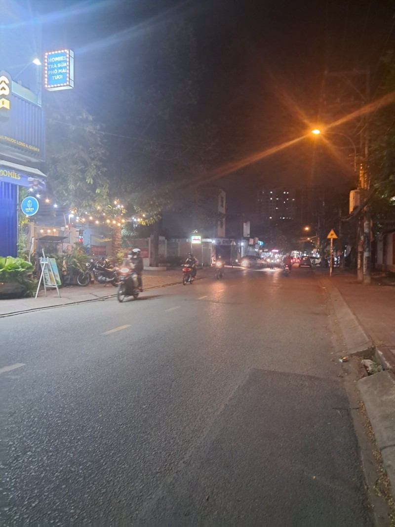  Bán nhà đường Hồ Bá Phấn, Phước Long A, 9, TP HCM. DT 130m2, 2 tầng, 4PN, giá 9,8 tỷ, sổ hồng. Liên hệ 0933125879. 