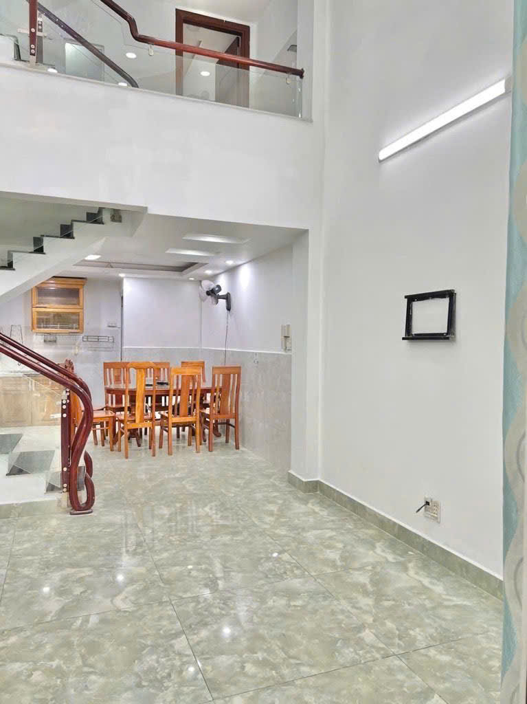  Nhà Giá Rẻ  Quận 9- Gần Metro-4 Tầng-An Ninh-Sổ Riêng-Sát Chợ -Chỉ 5,85Tỷ 