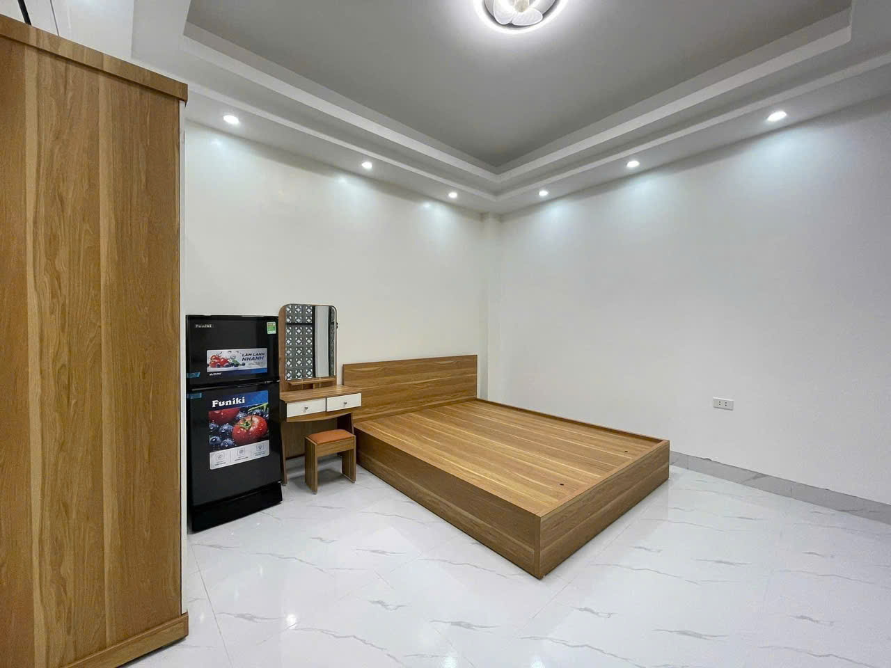  ???????? NHÀ ĐẸP TÂY MỖ - Ô TÔ ĐỖ CỔNG - XÂY MỚI THANG MÁY HIỆN ĐẠI - FULL NỘI THẤT - HÀNG XÓM VINSMART CITY.????
???? Vị trí nhà cách Bệnh viện Quốc tế Vinmec 3 Km, gần chợ Do Nha.
???? N` 