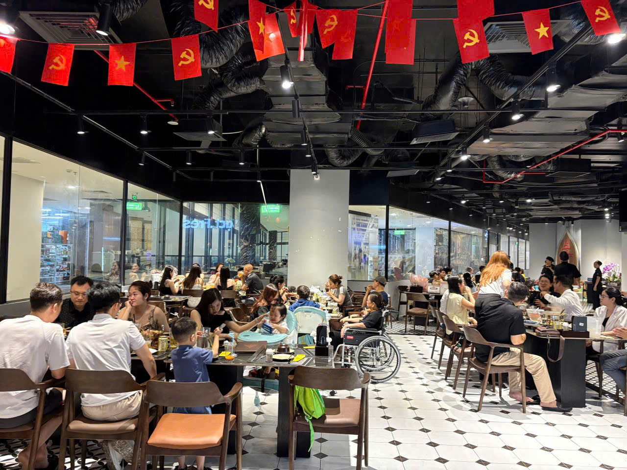  CHÍNH CHỦ SANG NHƯỢNG GẤP – MẶT BẰNG NHÀ HÀNG 3 MẶT TIỀN -300m2  DƯỚI CHÂN CHUNG CƯ HOÀNG HUY COMMERCE - QUẬN LÊ CHÂN HẢI PHÒNG 