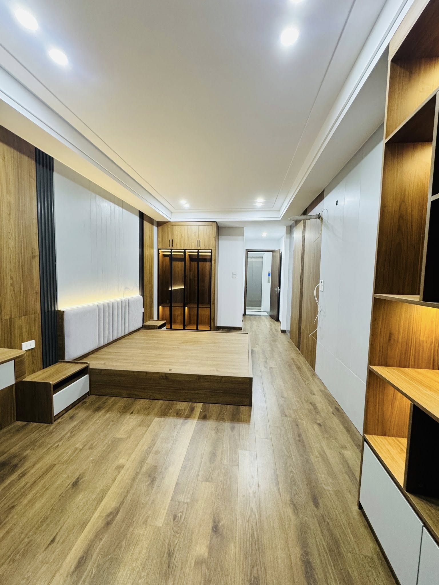  HIẾM PHÂN KHÚC NHỈNH 10 TỶ PHỐ SÀI ĐỒNG 38M2 7 TẦNGTHANG MÁY, Ô TÔ TRÁNH 