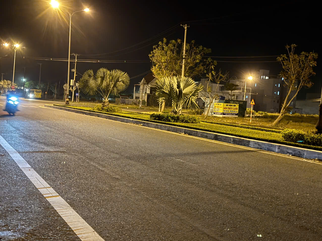  + Nhà 3 tầng mới đẹp, Nam Hoà Xuân, gần lô góc và nhìn sang đảo nổi kim cương. 