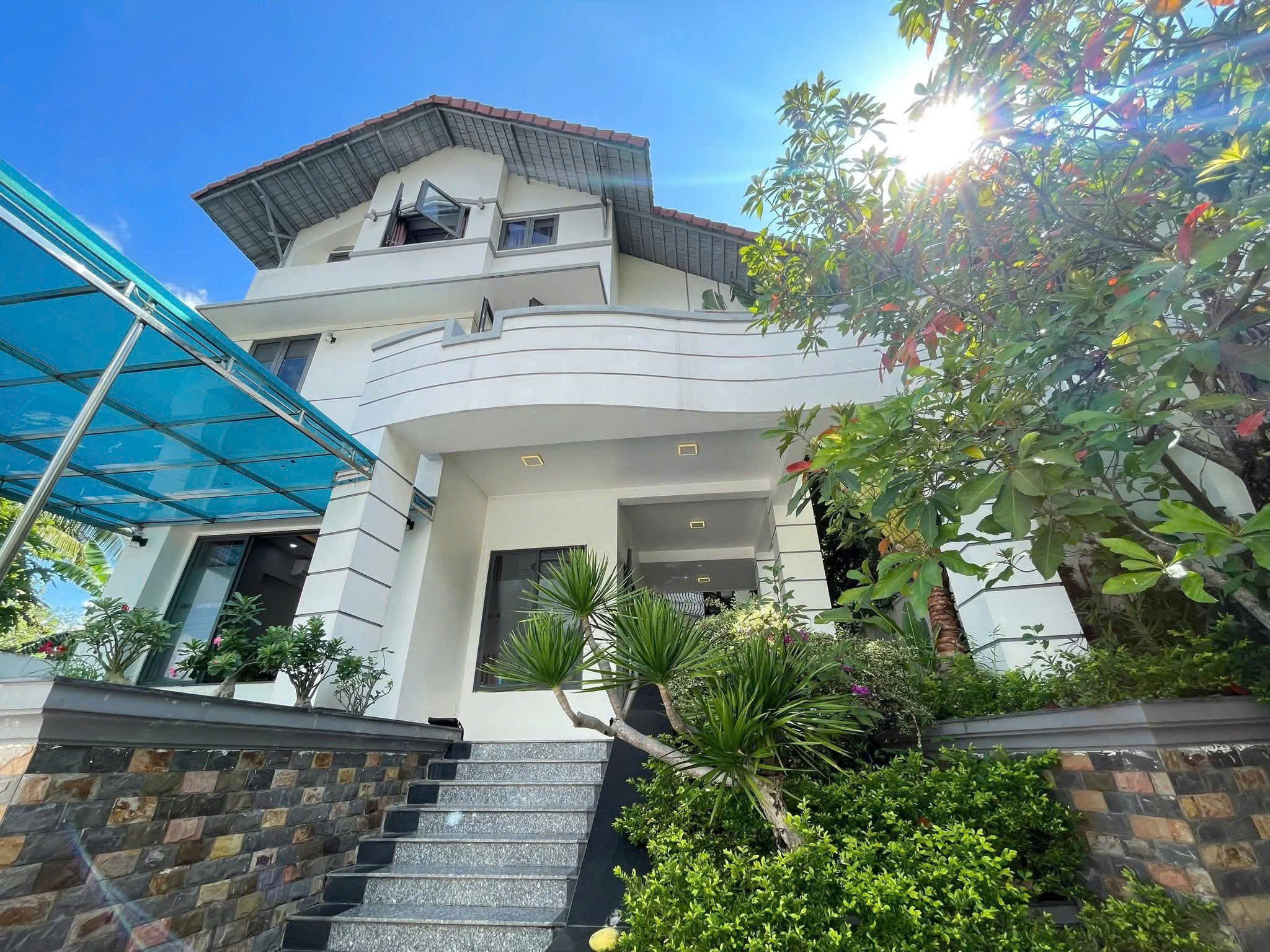  Bán căn biệt thự Phước Đồng nằm trên Đại lộ Nguyễn Tất Thành Nha Trang, Khánh Hoà  Giá bán 13 tỷ 500
 Số chứng chỉ: đang đợi cấp chứng chỉ mới , số chứng nhận: MG 25- 625 