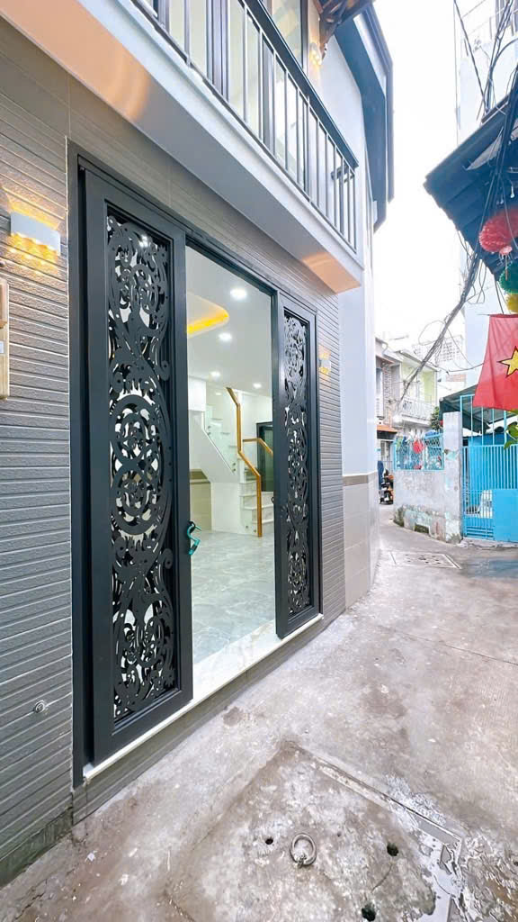  Sát mặt tiền Khánh Hội Q4 

Ngang Khủng Long bạo chúa 7.5 Dài 4
ĐÚC BÊ TÔNG CÓ 3 TỶ 