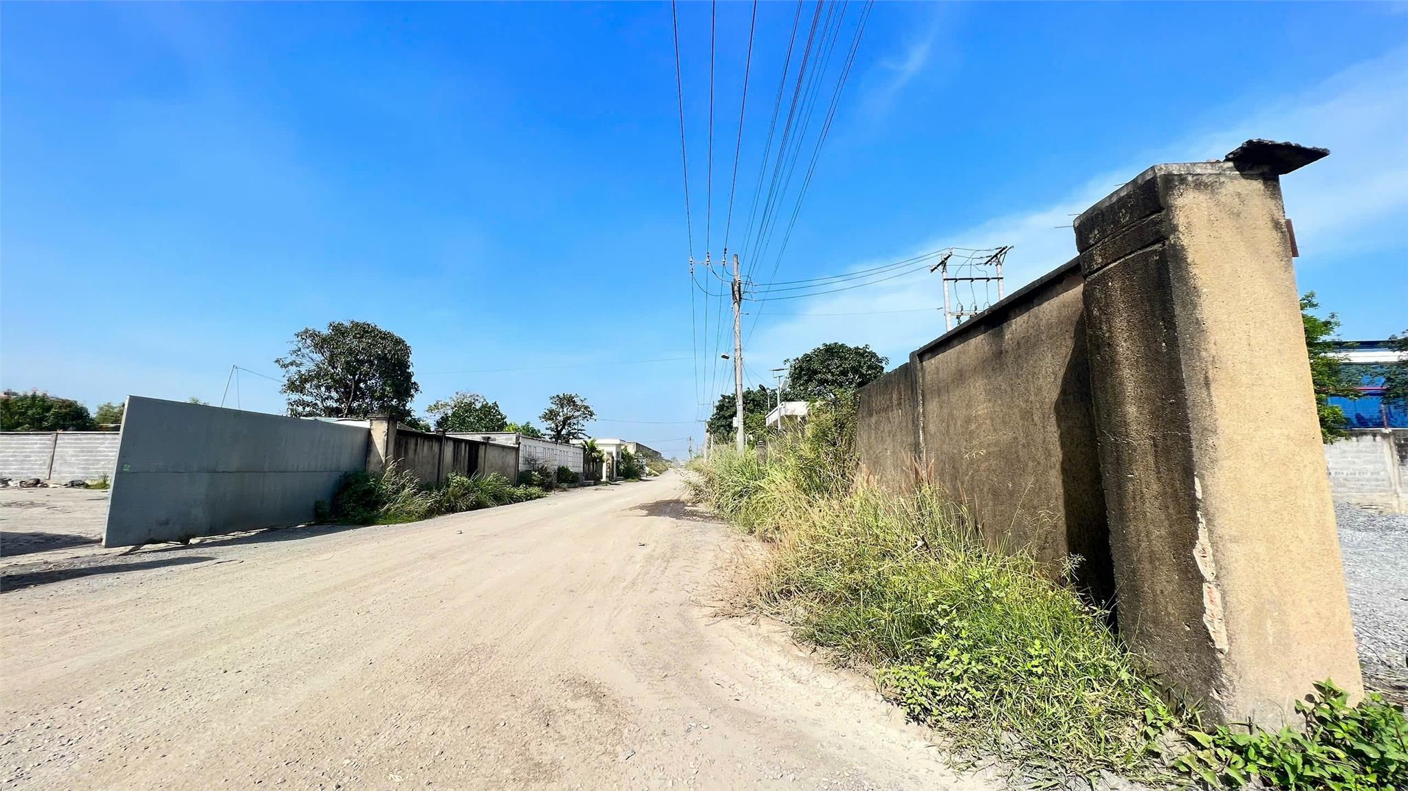  D431 Bán đất rộng gần 5000m2 QD SKC, đất vuông vức, đã xây tường bao quanh đất 