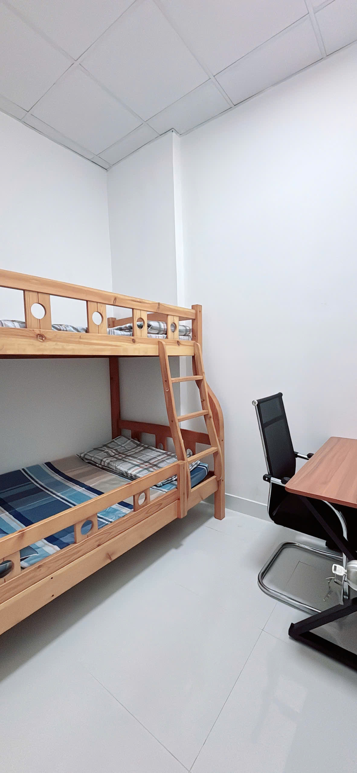  Bán Nhà Hẻm đường Nguyễn Thái Học - P.Vạn Thạnh - Tp. Nha Trang - Chỉ việc xách vali tới ở thôi ạh .!!!
DT: 46,3m2 Giá bán: 2tỷ650triệu ( bớt lộc )
Vui lòng liên hệ: em 