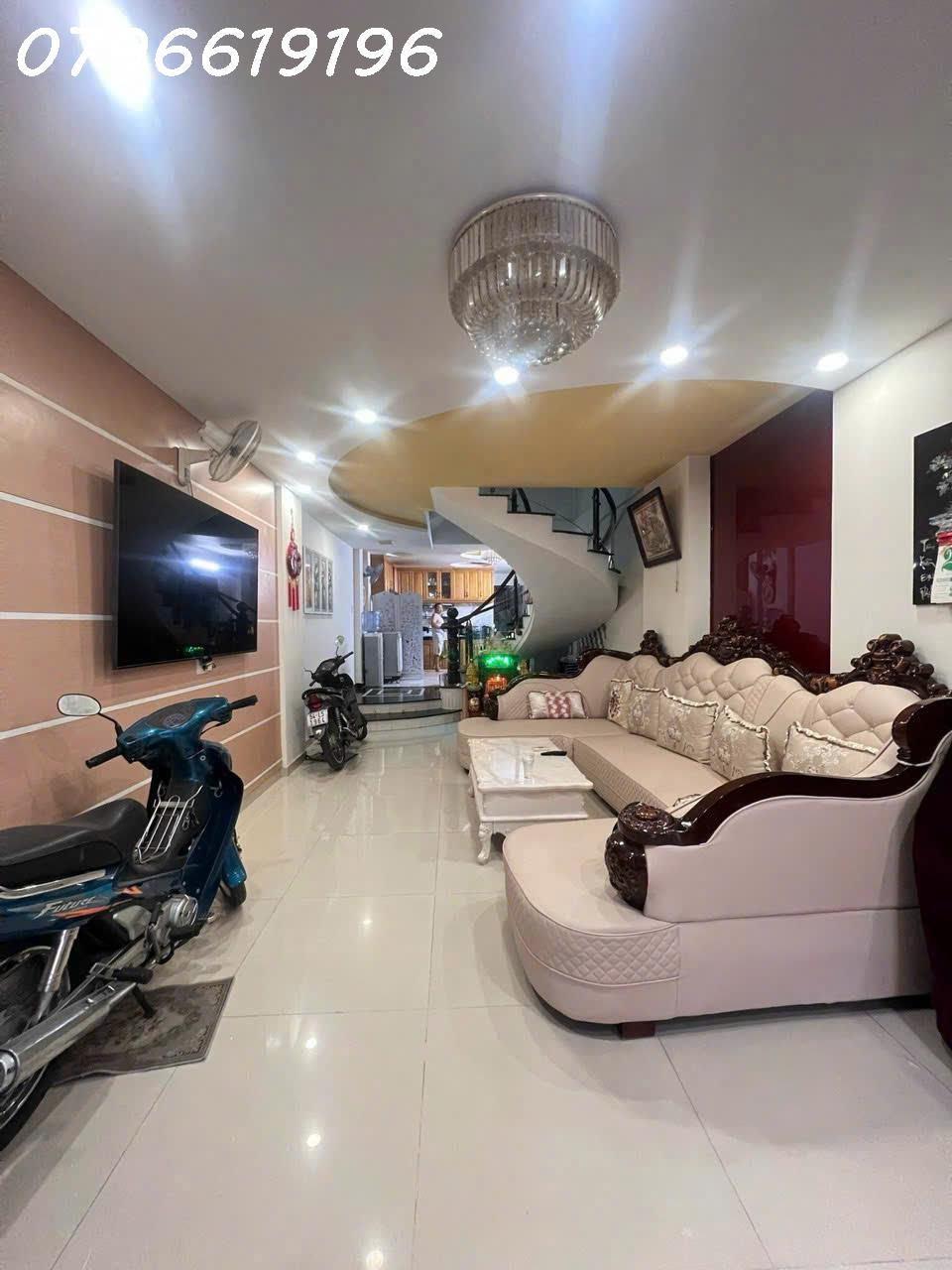  ???? Xe hơi đậu cửa Nguyễn Thị Tần  P2Q8 / 4,2m x 26m = 106,2m2 đất 