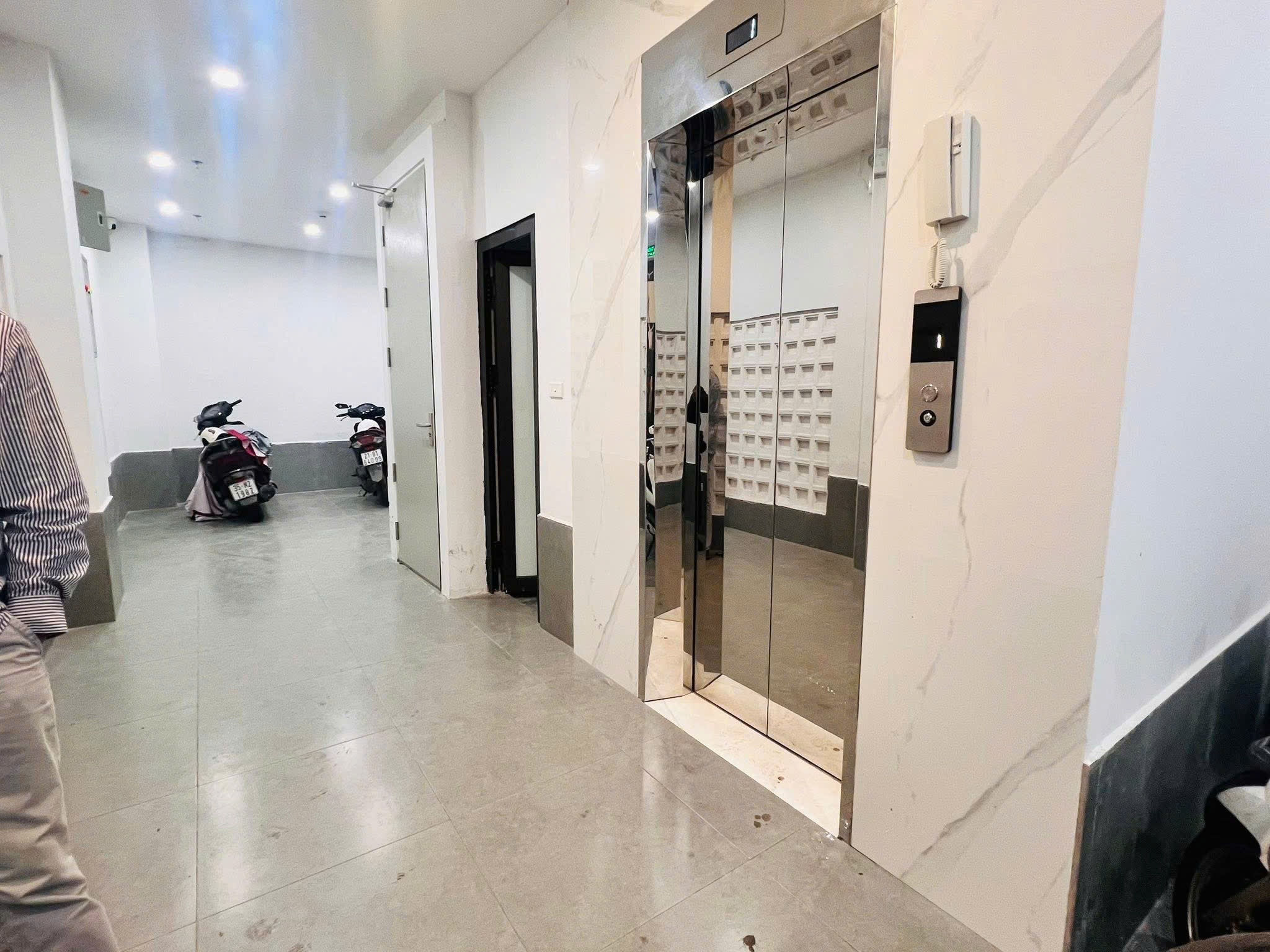  CCMN DỊCH VỌNG LÔ GÓC - 7 TẦNG THANG MÁY - Diện tích 50m2 mặt tiền 4m Giá 18.5 tỷ 