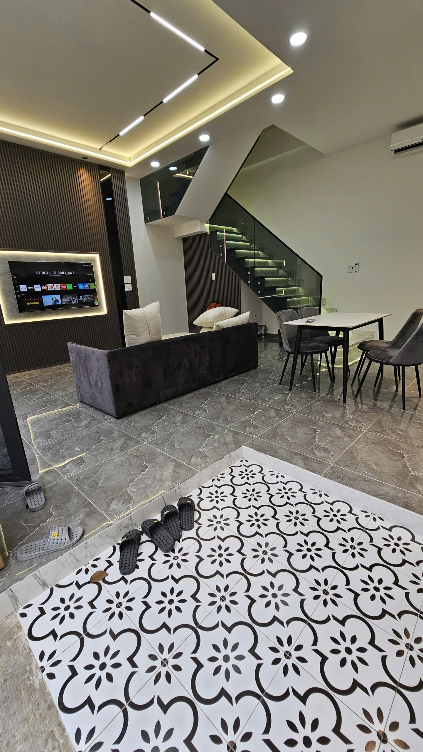  SÁT MẶT TIỀN NGUYỄN THỊ THẬP 
TÂN QUY Q7  
CƯ XÁ NGÂN HÀNG  NGANG 6.5 X,,, 4 TẤM BÊ TÔNG MỚI 
ĐÃ GIÃM 200 TRIỆU 