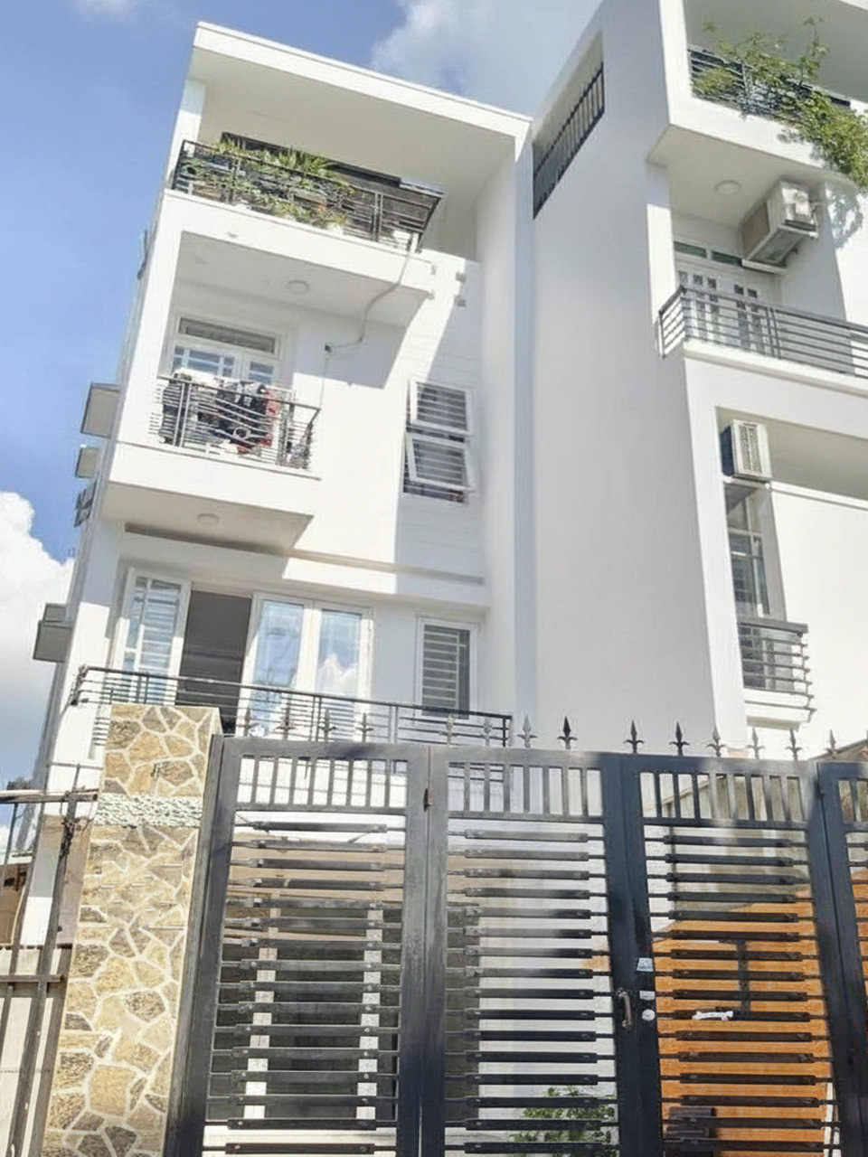  T1729 ???????? Giảm 150tr! Nhà lô góc Quang Trung Gò Vấp, SHR, HXH, 4 tầng, 5.7x18m, 9.x tỷ 