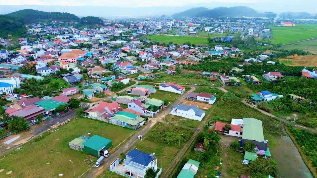  Thị trấn Đinh Văn-Lâm Hà dt 12*24.5m full thổ cư kdc văn minh thân thiện khí hậu mát mẻ cảnh chill chill cách sân bay 20km 