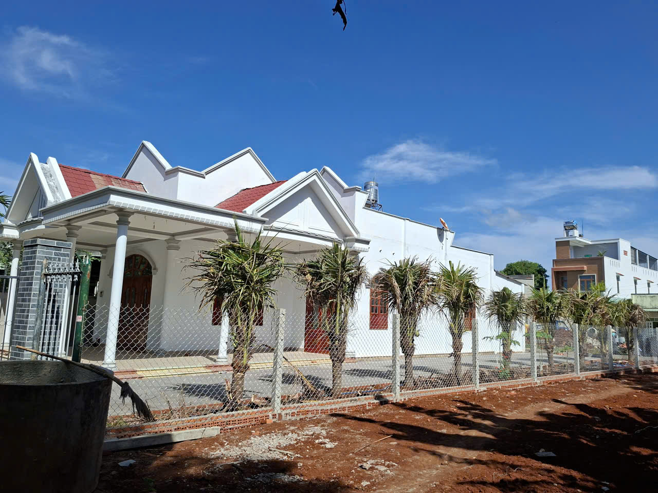  Mình muốn bán căn nhà y hình tại trung tâm hòa long. Dt 450m2. 60 thổ. 15x30. 