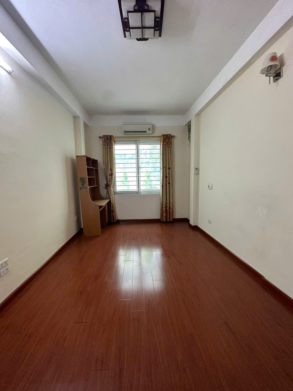  Cần bán nhà vị trí đẹp phố Hồng Tiến, quận Long Biên. Khu vực trung tâm, dân trí cao, tiện ích đầy đủ, di chuyển sang phố cổ cực nhanh. 