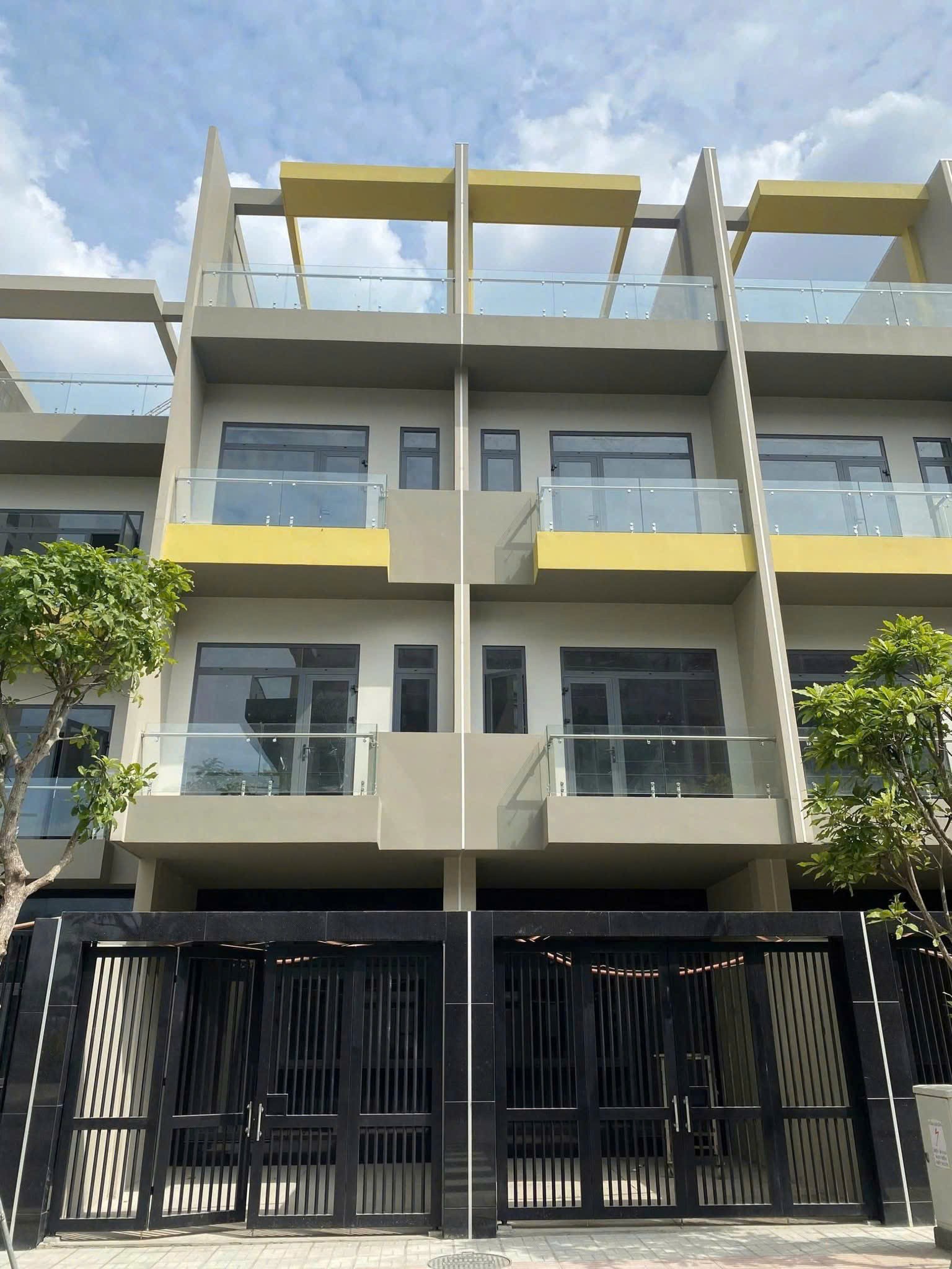  Nhà Phố Liền Kề - Có Sổ - Mặt Tiền Đường Thống Nhất, Phường Đông Hoà, TP Hồ Chí Minh 