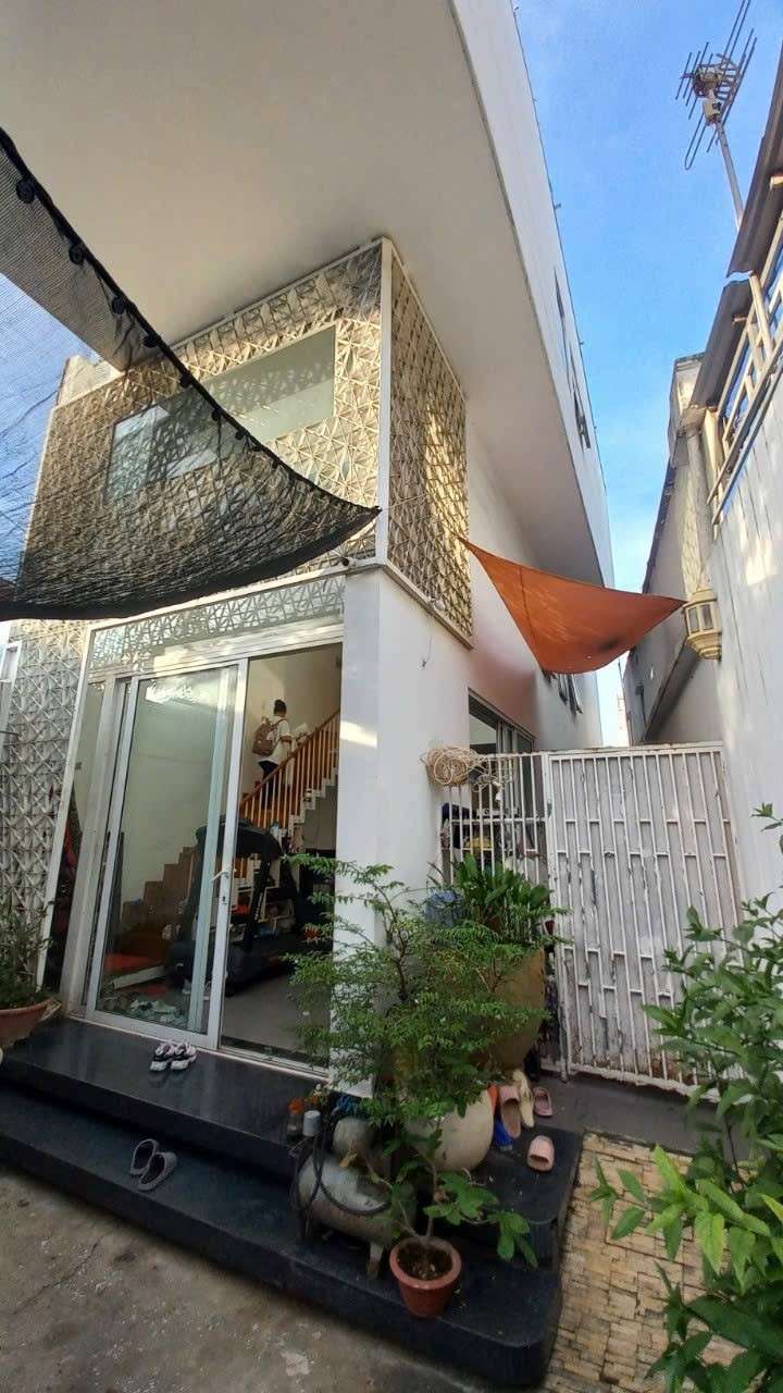  Bán nhà đường Số 10, Linh Chiểu, Thủ Đức, TP HCM. DT 128m2, 2 tầng, 4 phòng ngủ. Giá 9,9 tỷ 