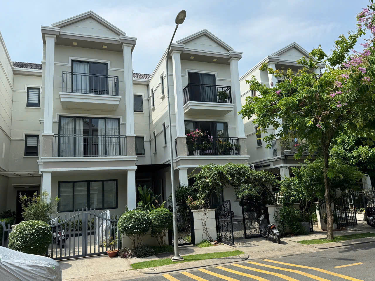  Bán nhà phố liền kề trệt 3 lầu giá cực tốt - khu compound bảo vệ 24\24 full nội thất. 