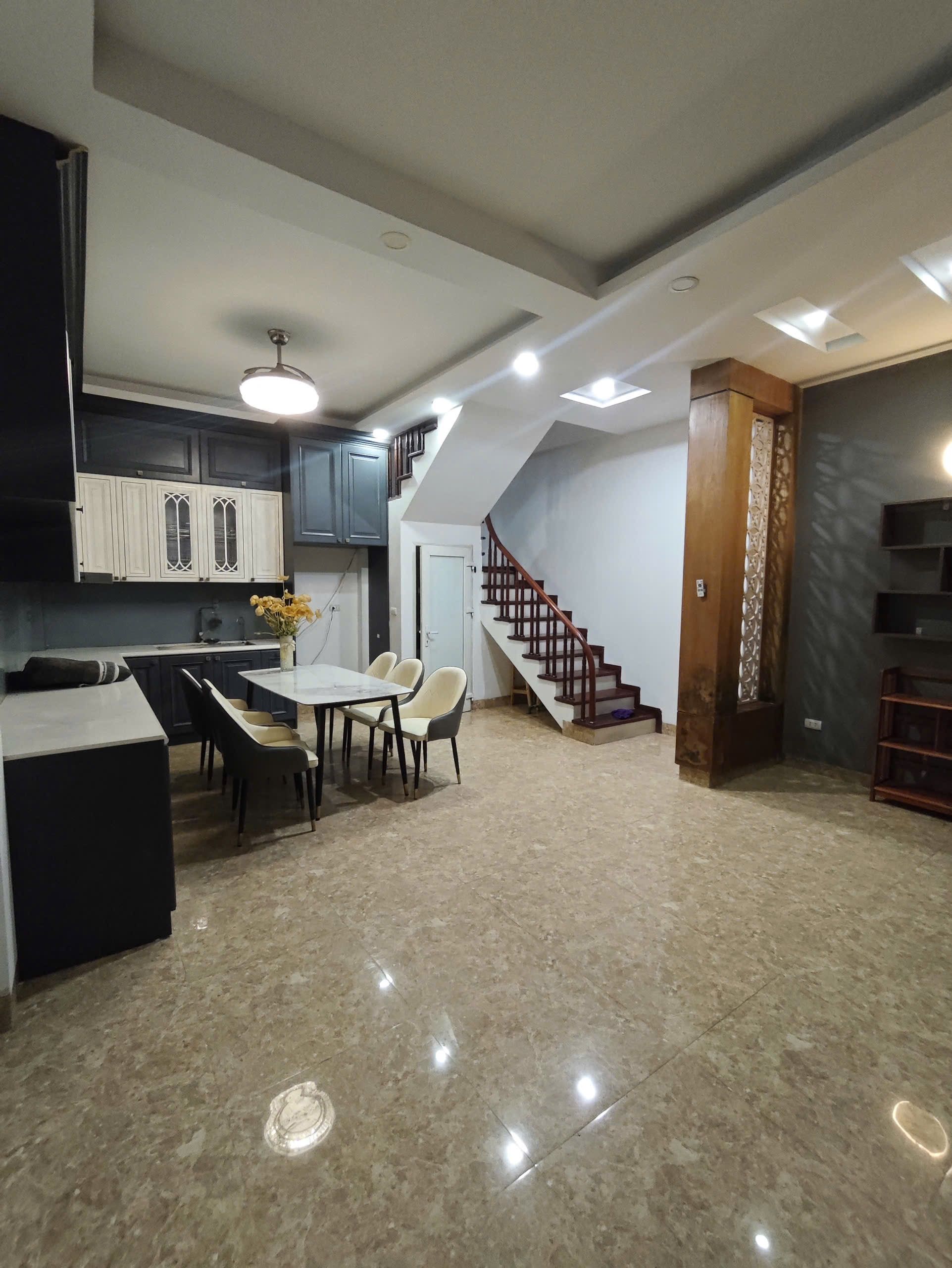  Bán Nhà  Hồ Đắc Di 39m2. 5 tầng. mặt tiền 5.3m. giá 12.6 tỷ Đống Đa Hà Nội 