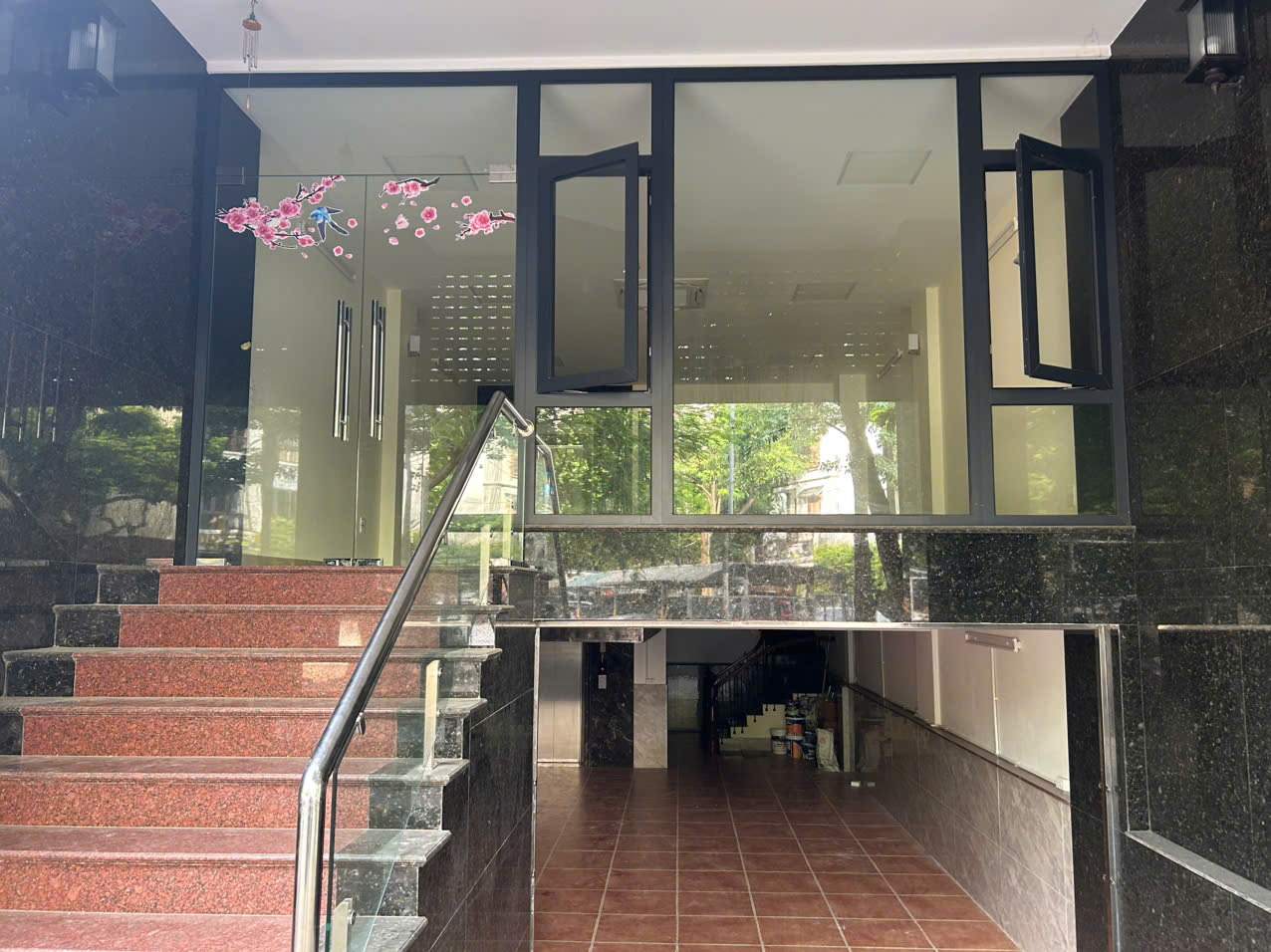  18.12.25.1 Cho thuê 6 tầng mặt phố gần CV Cầu Giấy, có thể làm văn phòng, kinh doanh, xuất khẩu lao động, trung tâm giáo dục, y khoa... 