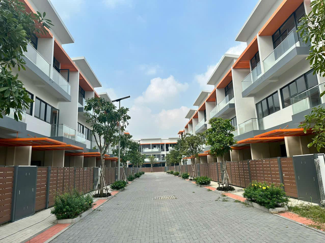  NHÀ PHỐ NHỈNH 4 TỶ - 20 ĐẾN PHÚT PHÚ MỸ HƯNG - 1 TRỆT 2 LẦU 