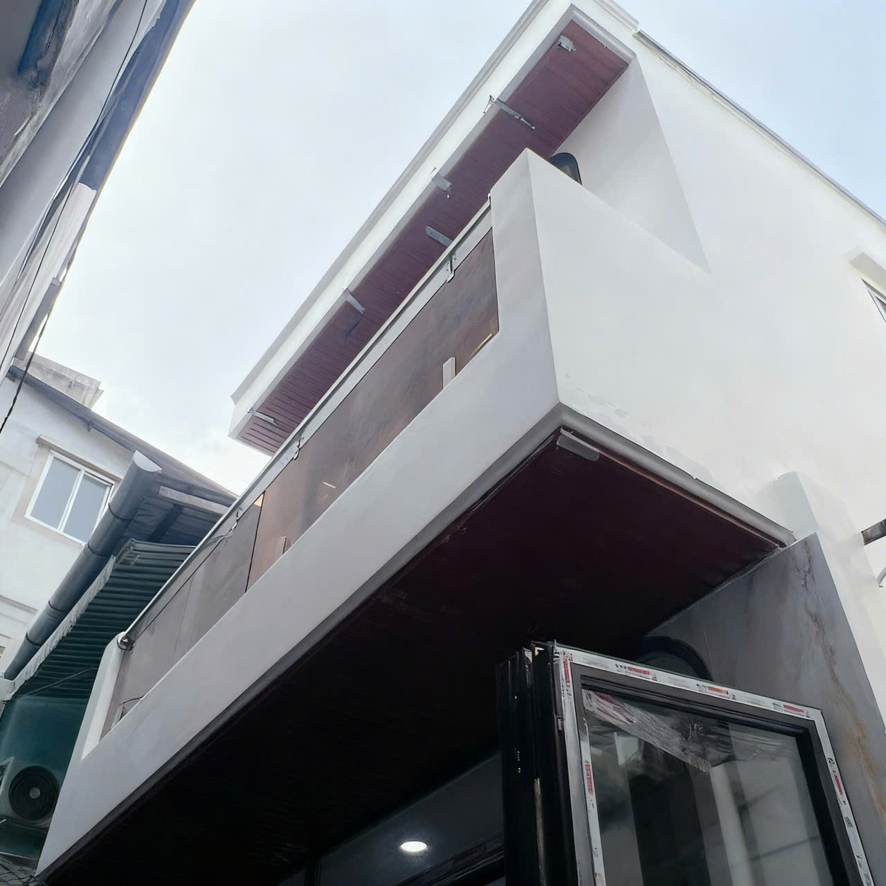  SÁT MẶT TIỀN Q4 
Ngang : 4 dài 8,5 ( nở hậu 6,22m)
 Sổ :39m2
CÓ 4 TỶ 