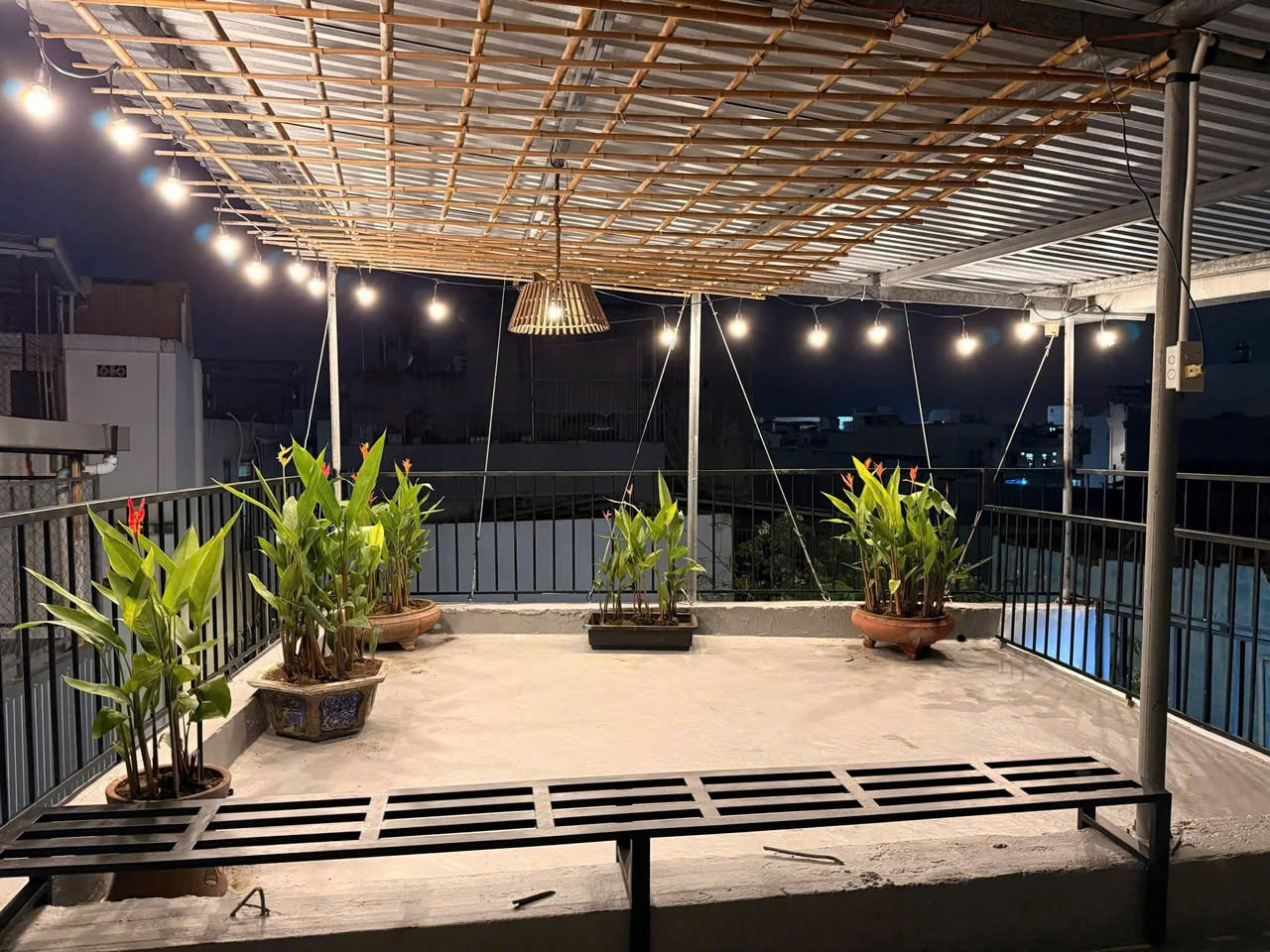  Cần bán nhà 3 tầng 3 mê sân thượng chill, 3 mặt kiệt sau lưng MT  Huỳnh Ngọc Huệ 