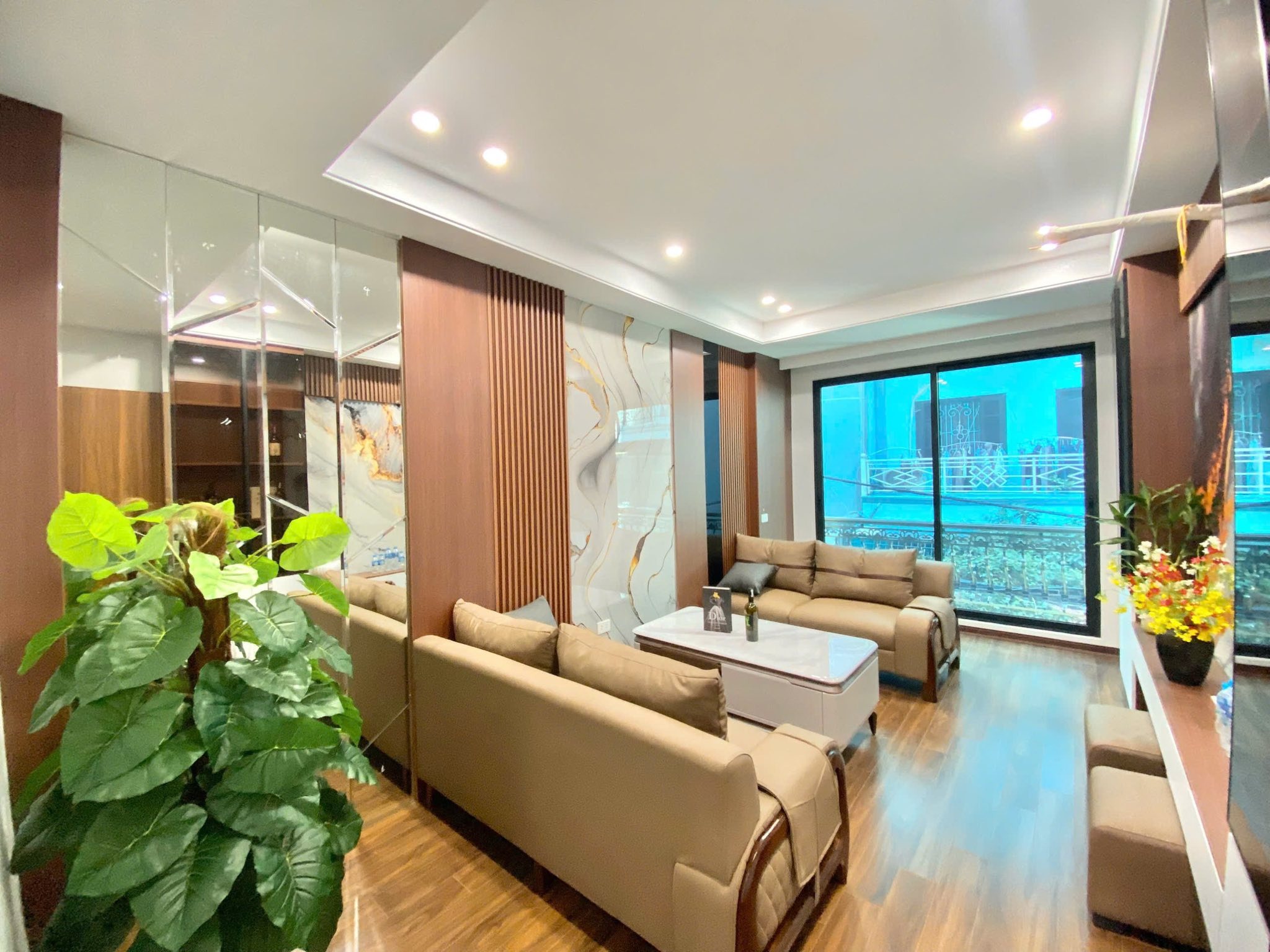  MẶT NGÕ PHỐ LẠC LONG QUÂN 52M  GIÁ 19,3 TỶ- 6 TẦNG THANG MÁY – 2 MẶT THOÁNG- Ô TÔ-GẦN HỒ 