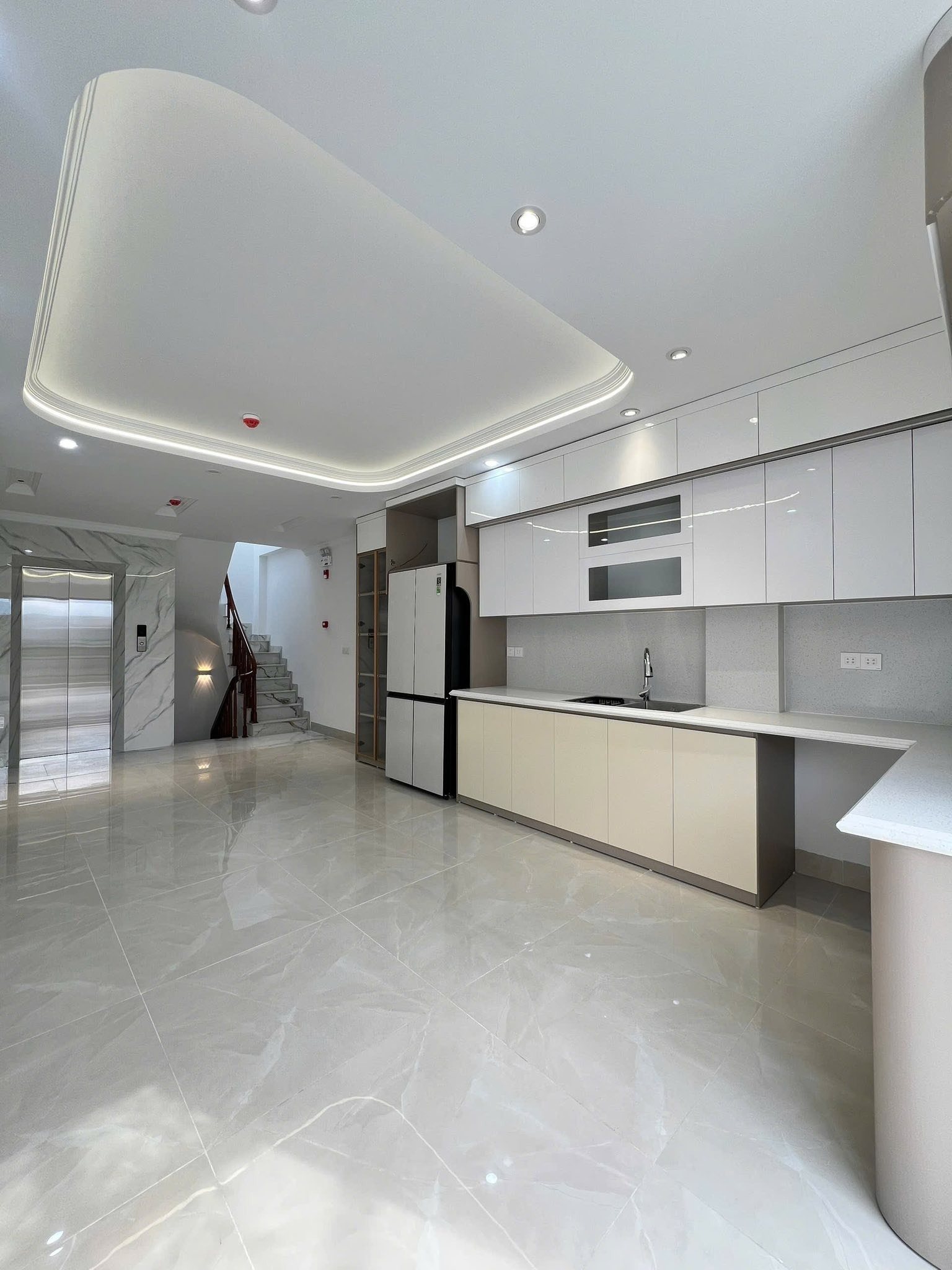  NHÀ MỚI PHỐ TRẦN QUỐC HOÀN 40M 7T NHỈNH 21 TỶ- Ô TÔ VÀO NHÀ- THANG MÁY-TRƯỚC NHÀ RỘNG THOÁNG 