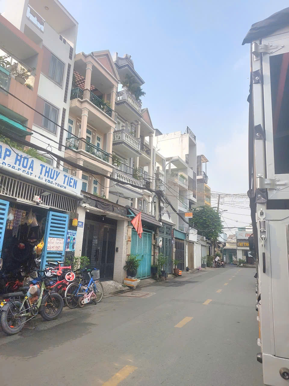  Gấp bán nhà 4 tầng vị trí đẹp 2 mặt thông thoáng,đường rộng 10m,Cát Lái,Quận 2 
Diện tích 75 ngang 4m x dài 18.5m 