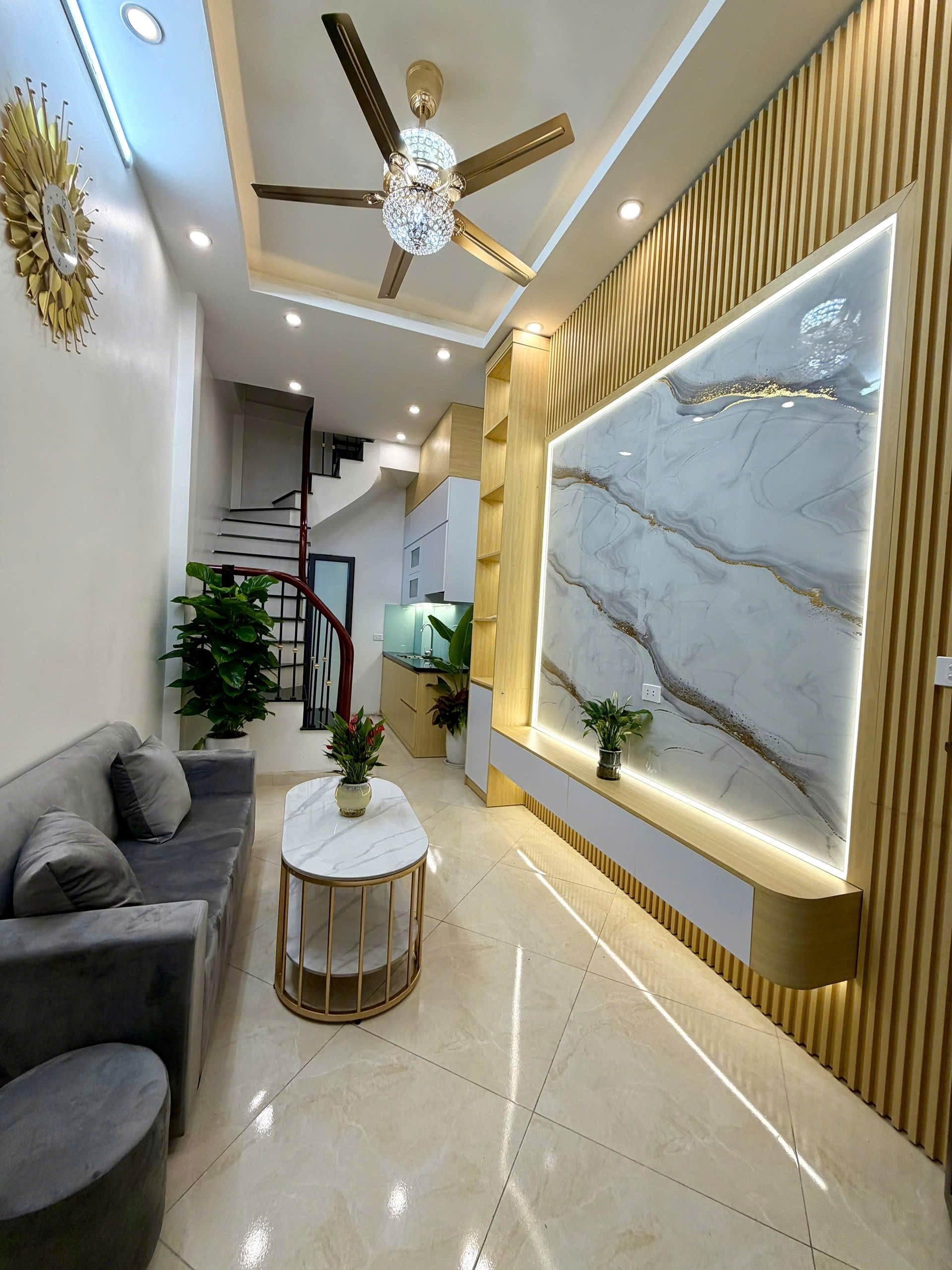  Bán Nhà  Ngõ Đình Đông 17/23m2. 4 tầng. mặt tiền 3m. giá 5.8 tỷ Hai Bà Trưng Hà Nội 