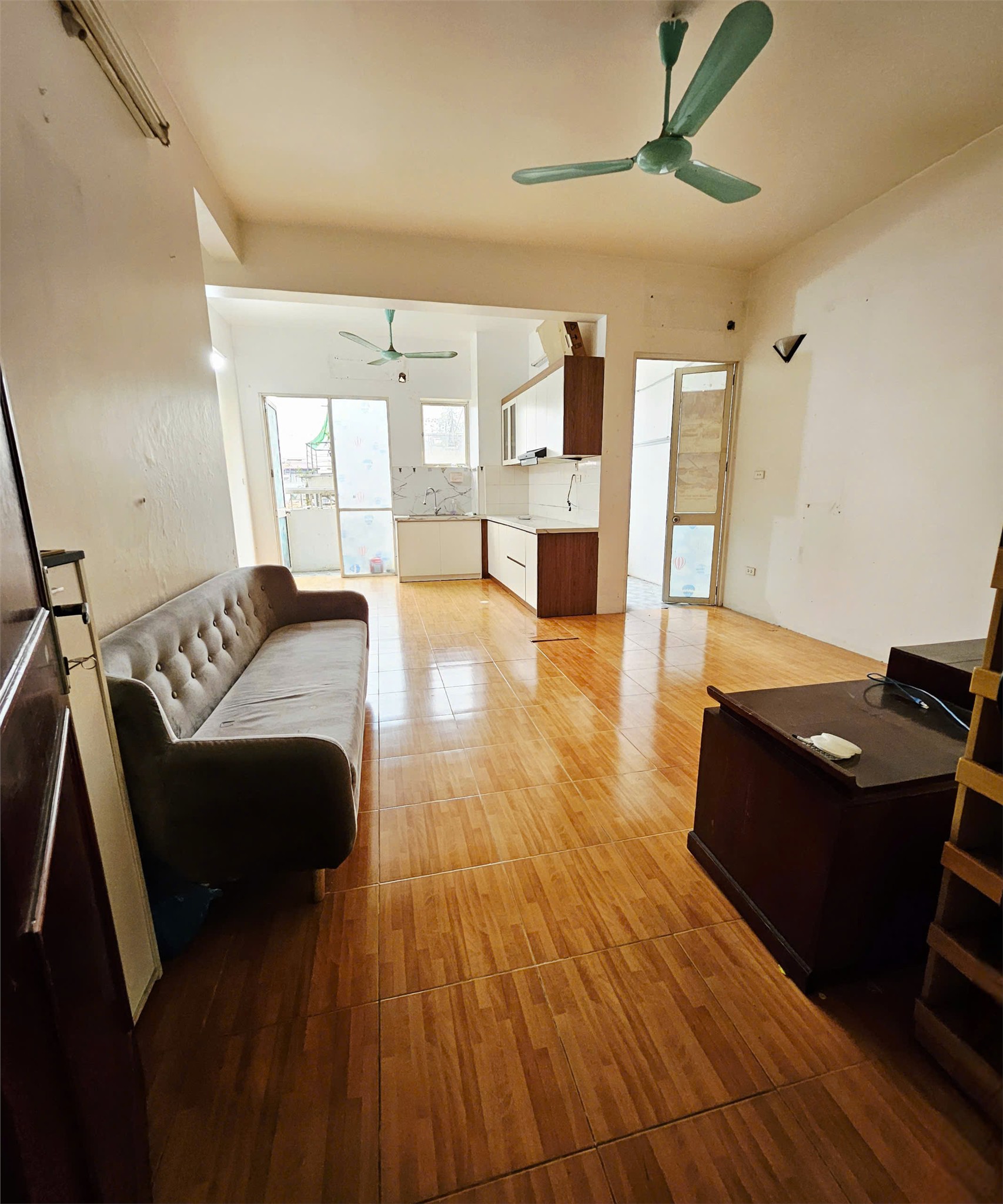  Bán CHCC F4 Trung Kính, SĐ 82 m2 - Tầng Trung - 2 PN + 2WC + 3 Logia - 7.2 Tỷ. 