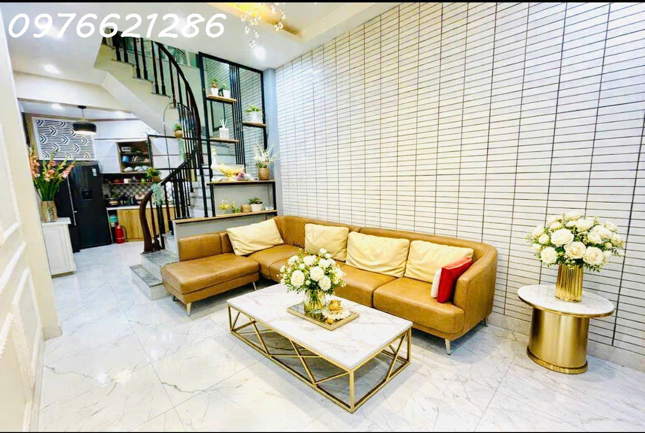  Bán nhà phố Nguyễn Văn Cừ – 32m² – 4 tầng – MT 3,5m – giá 7,8 tỷ – khu lõi phường Bồ Đề – dân xây chắc – điện năng lượng mặt trời – gần cầu Chương Dương! 