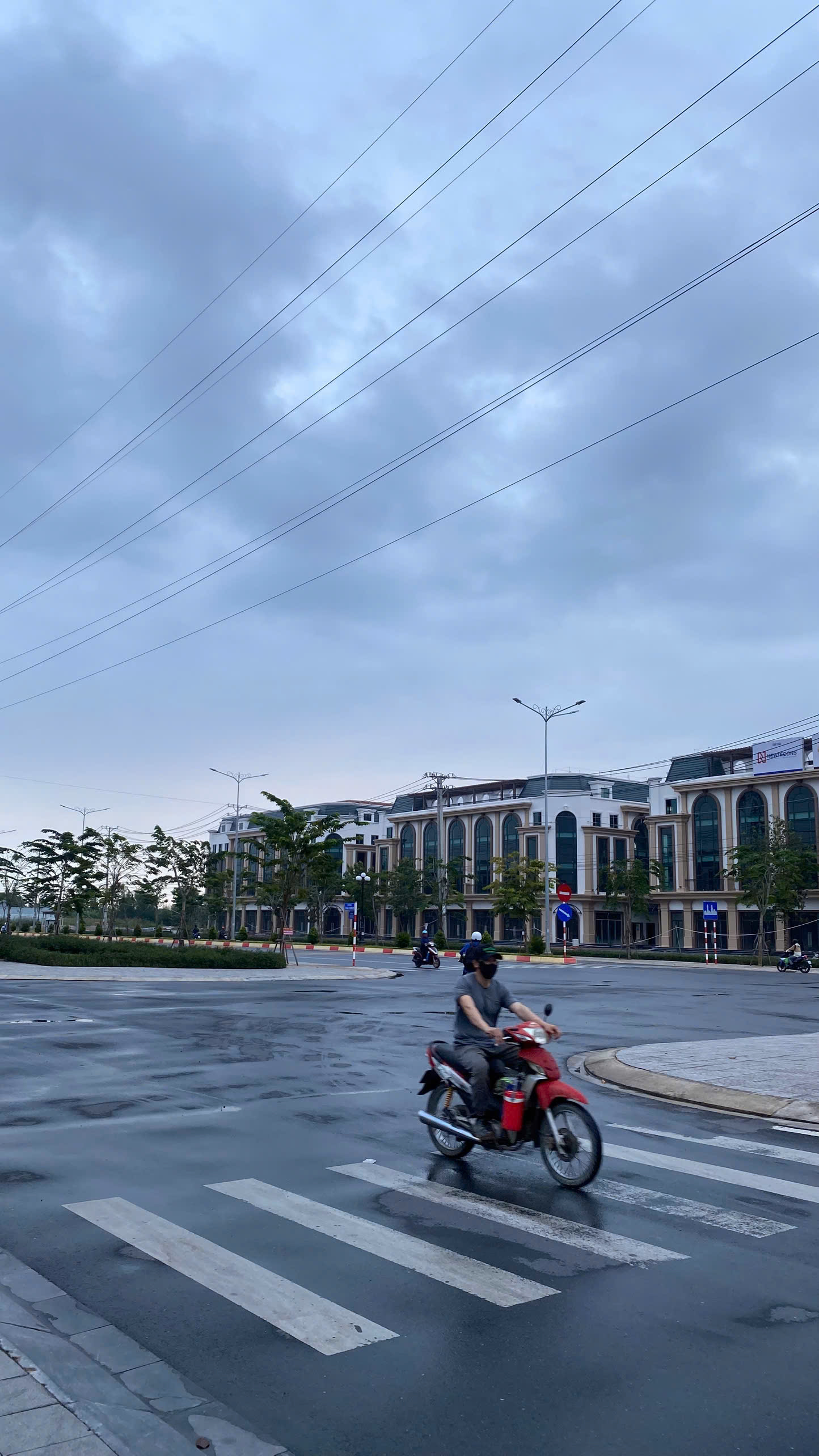  Bán gấp CHDV sổ hồng riêng có 8 phòng đối diện FPT phố đi bộ giá 5ty1 