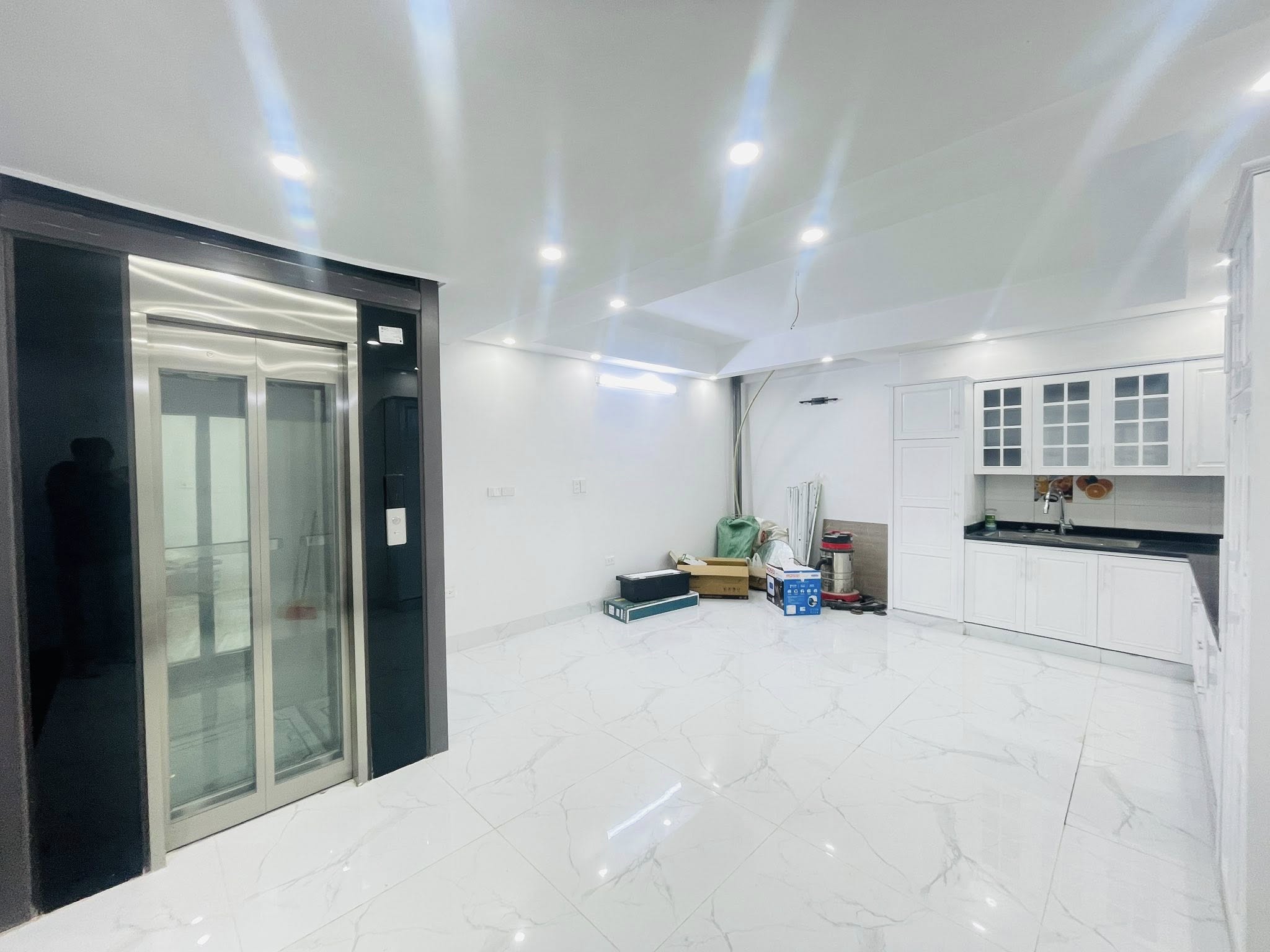  Nhà phố Kim Giang- 50m*6tầng*5mMT- Thang máy - Ôtô đỗ cửa- Kinh doanh- Giá 14,4 tỷ 