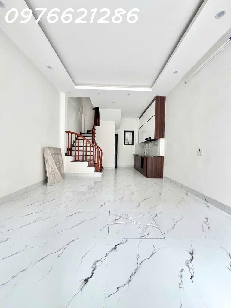  Bán nha rẻ mói Ngô Gia Tự, Long Biên – 5 tầng –  36m2- mặt tiền 4m –giá chỉ 6,x tỷ. cách mặt phố 50m – sổ riêng nở hậu 