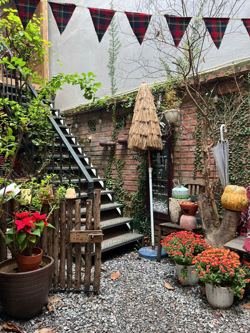  SANG NHƯỢNG QUÁN CÀ PHÊ SÂN VƯỜN – NGÕ ÂU CƠ, TÂY HỒ, HÀ NỘI 