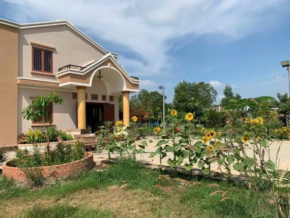  Bán nhà măt tiền 4.202m2 giá 8 tỷ Đường Kênh Lớn 