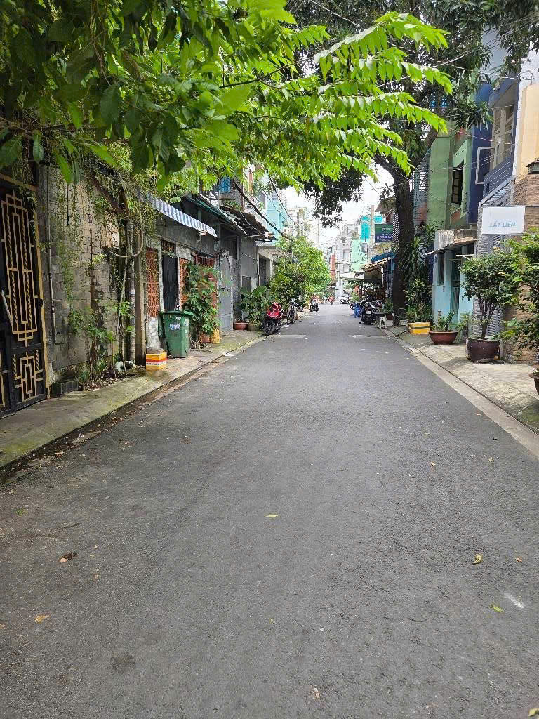  Nhà bán đường Nguyễn Hữu Tiến, xe hơi tới cổng, 75m2, có 2 sân trước sau rộng rãi, giá nhỉnh 7 tỷ 