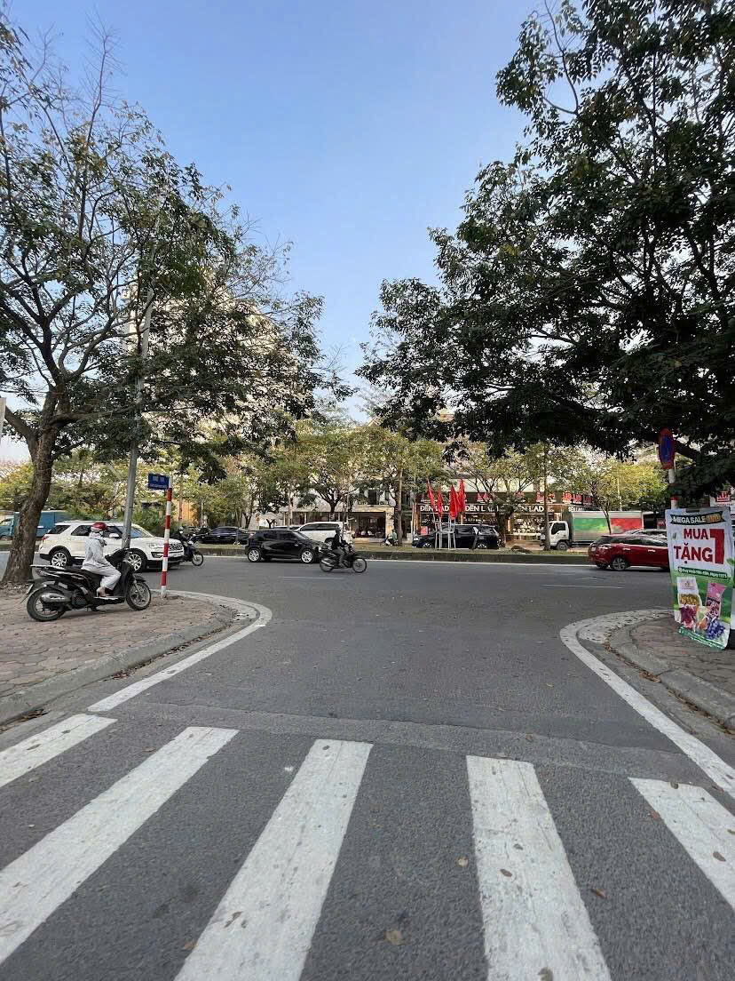  Phố Chu Huy Mân - Vỉa hè, oto tránh dừng đỗ - Mặt tiền rộng - KD đỉnh - Giá chỉ hơn 11₫ 