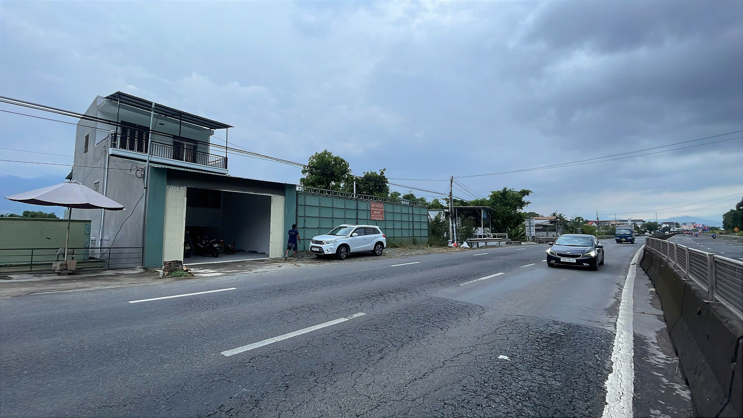  Cho thuê nhà nguyên căn 4 tầng, diện tích 119m2 sàn 240m2 ngang 6, mặt tiền quốc lộ 1A. Gần kcn suối dầu và kcn Trảng é giá 7tr/tháng zaLO79-53.53.53O 