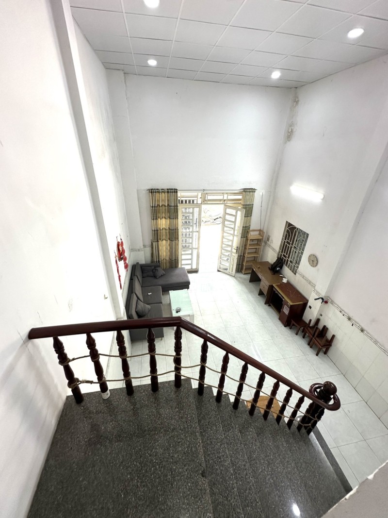  Bán nhà trong ngõ Đặng Văn Bi, Thủ Đức, TP HCM, DT 80m2, 2 tầng, 3PN, giá 6,45 tỷ, sổ hồng. Liên hệ: 0933125879. 