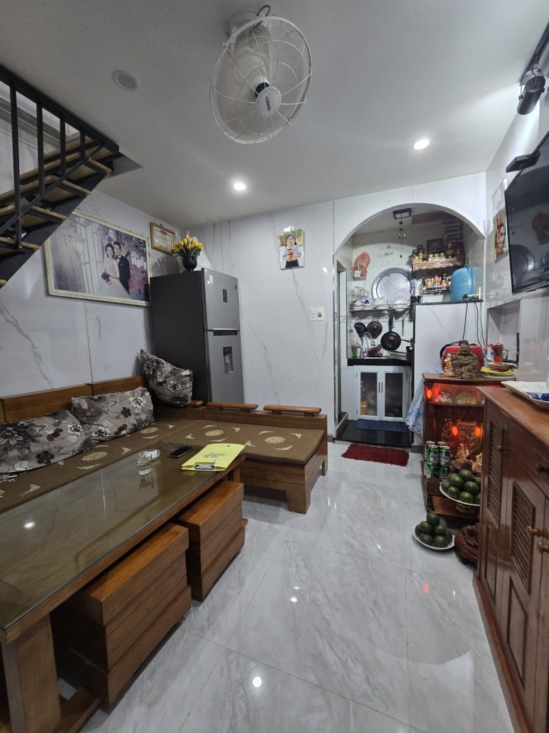  ♣ Nhà Lô Góc sát MT Lý Thường Kiệt, đi bộ ra Bạch Đằng, 2 tầng đẹp 2.35 tỷ 