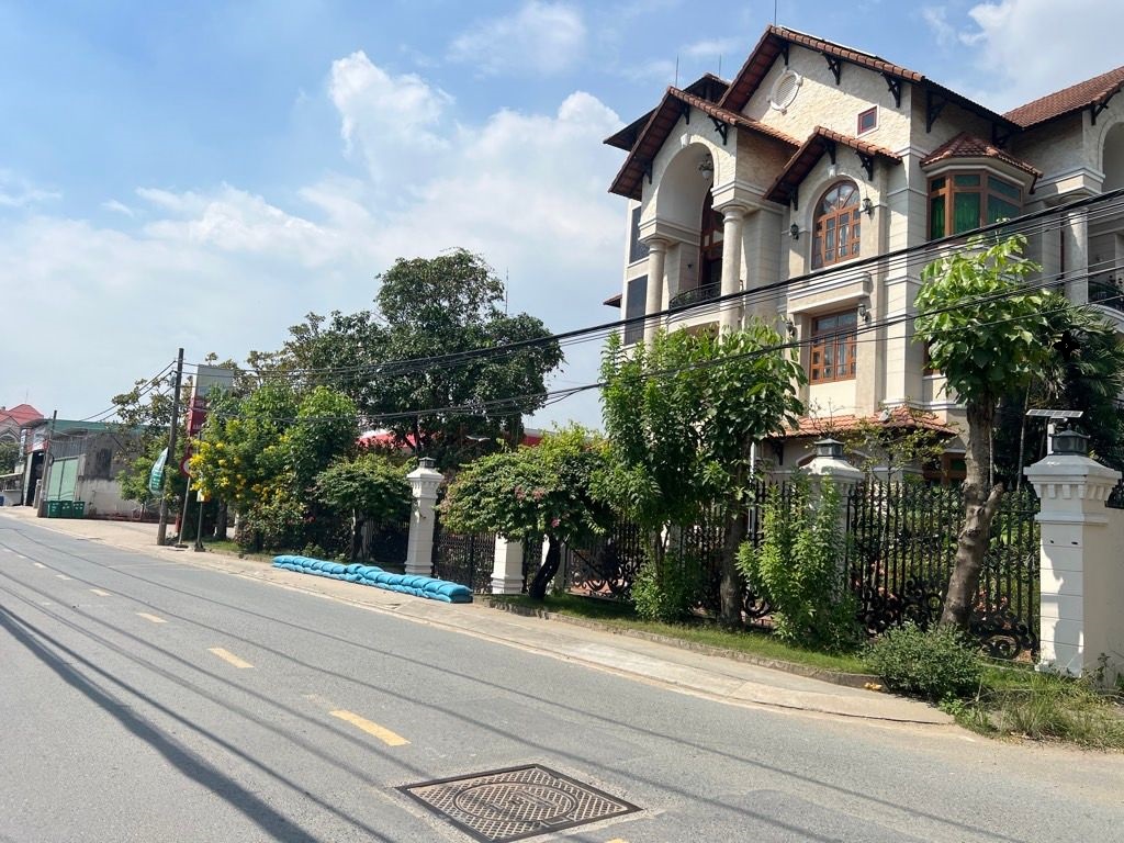  Chính chủ gửi bán nhà  lô góc cực hiếm  10m x 30m  tại trục đường thương mại sầm uất nhất Quận 6 – Lý Chiêu Hoàng 