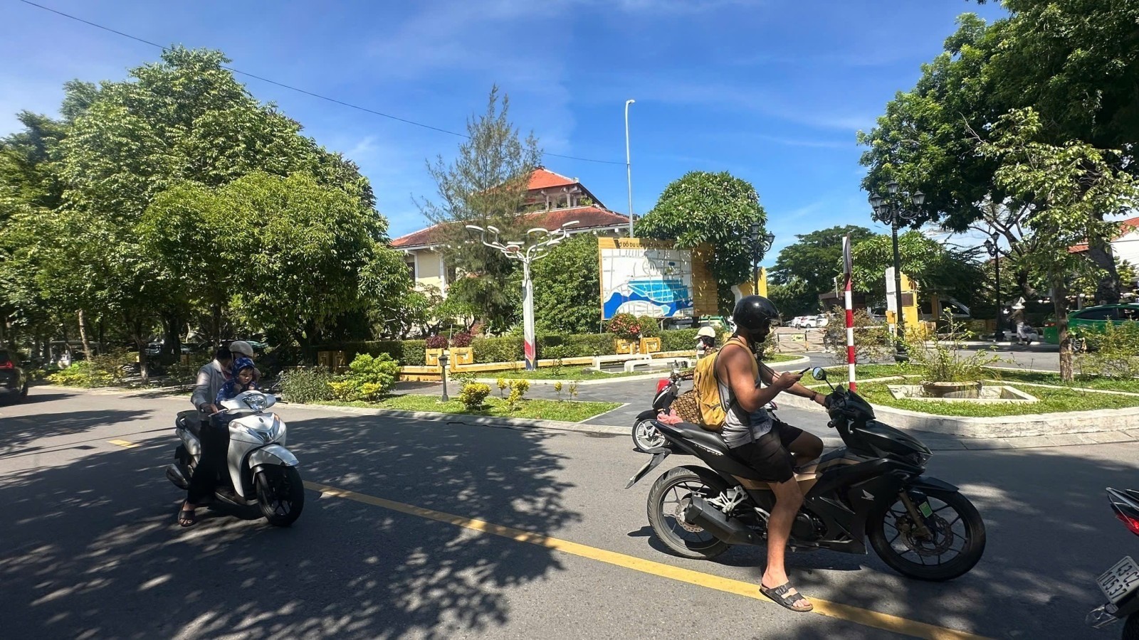  Bán lô góc Nại Hiên Đông 7 93m2 có 5 phòng trọ giá 8.4 tỷ đối diện công viên 