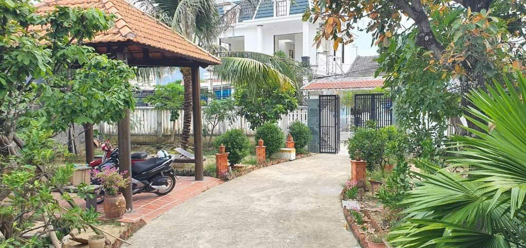  Nhà Vườn Góc Hai Mặt Tiền Đường Tại Nha Trang 